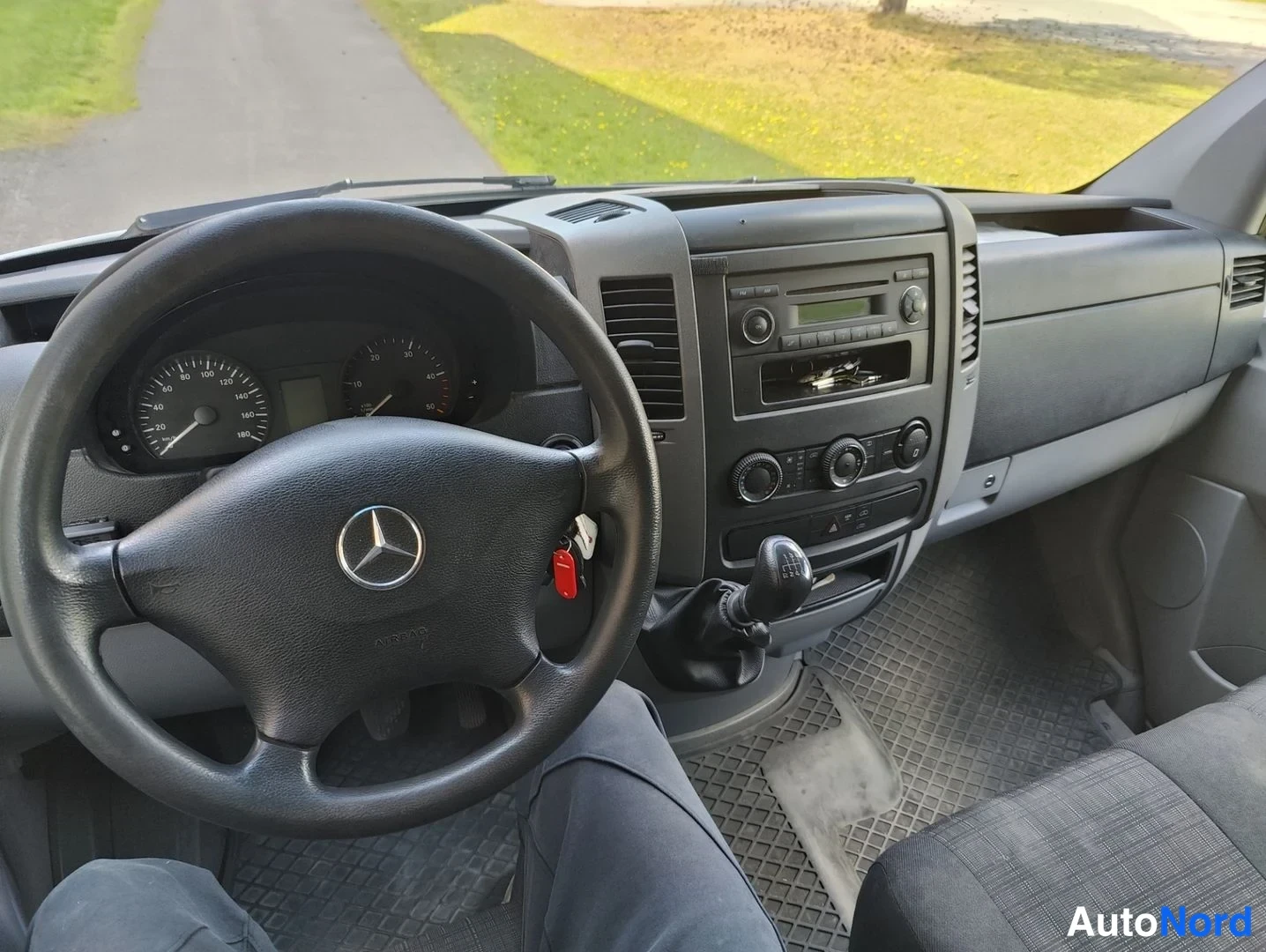 Valkoinen Mercedes-Benz Sprinter 2013, kuva 27