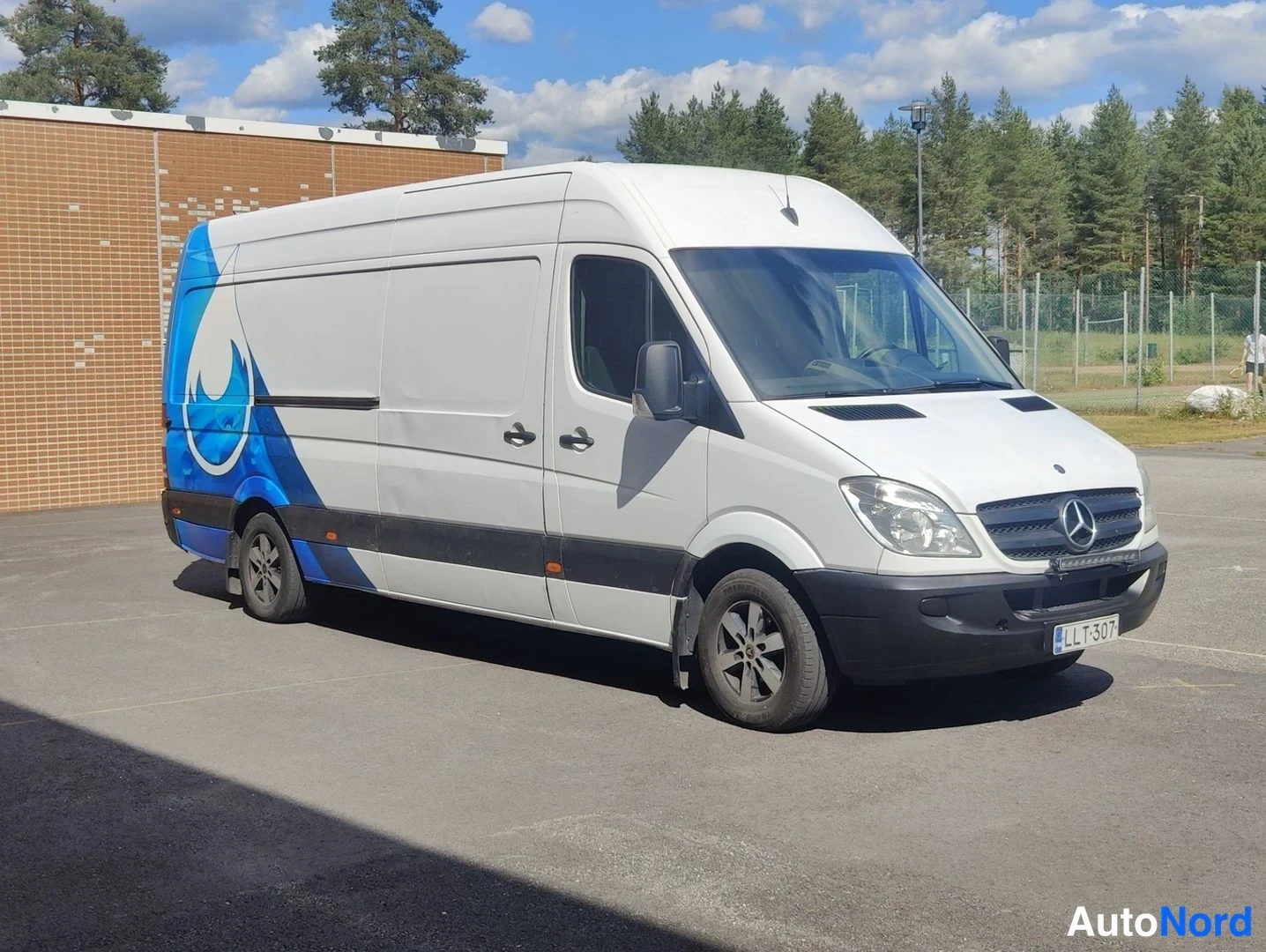 Valkoinen Mercedes-Benz Sprinter 2013, etuviisto, keula oikealle, kuva 5