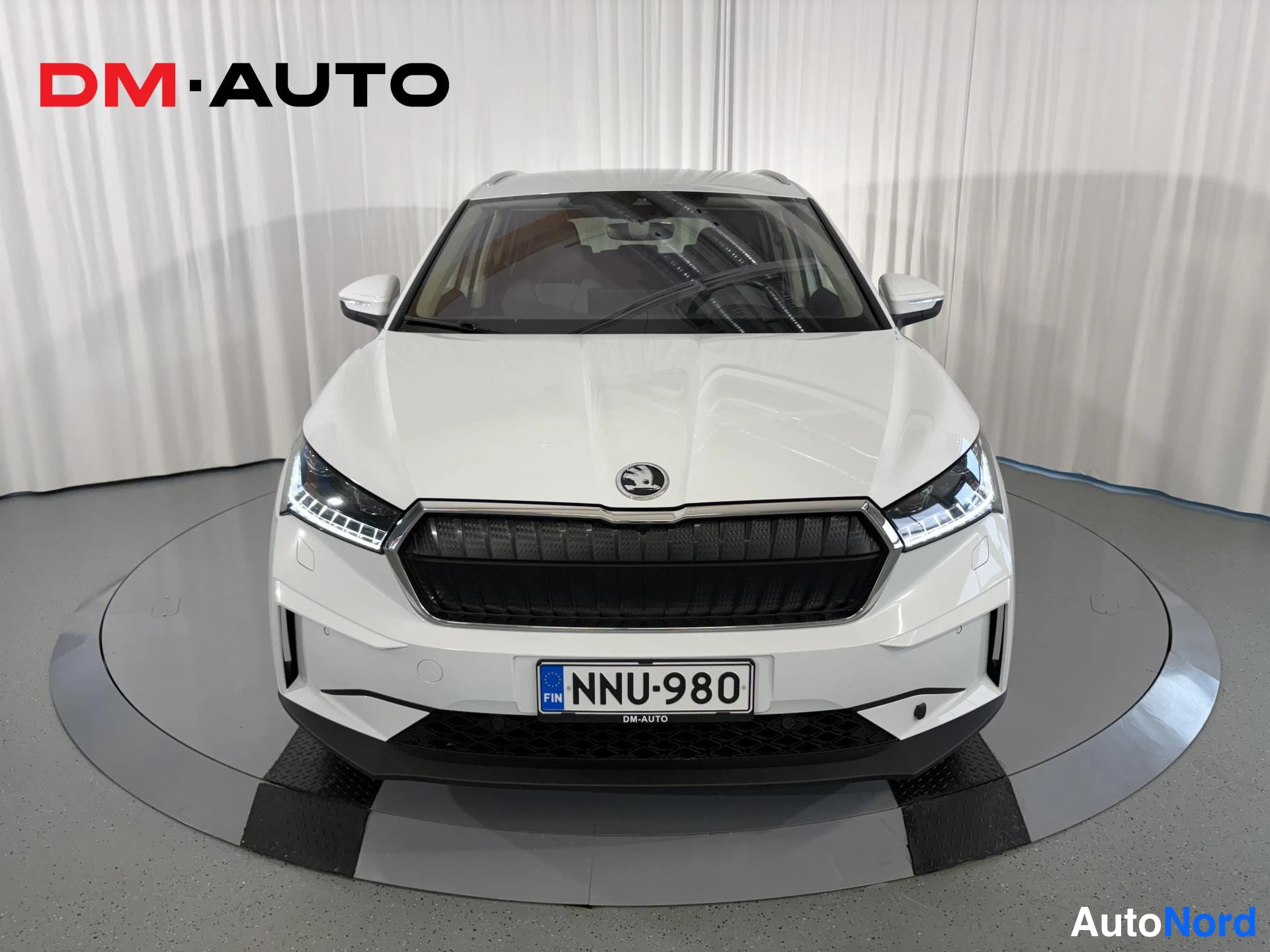 Valkoinen Skoda Enyaq 85 2024, edestä, kuva 4