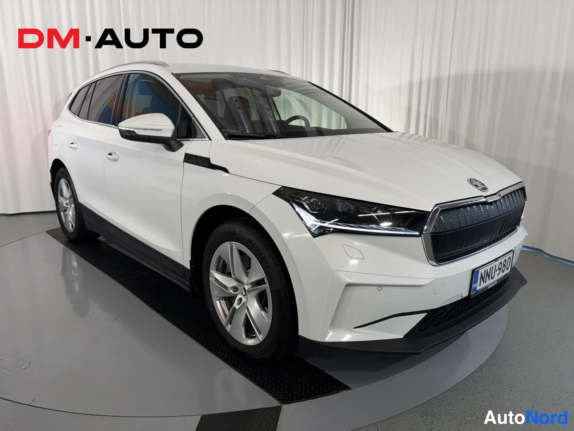 Valkoinen Skoda Enyaq 85 2024, etuviisto, keula oikealle, kuva 3