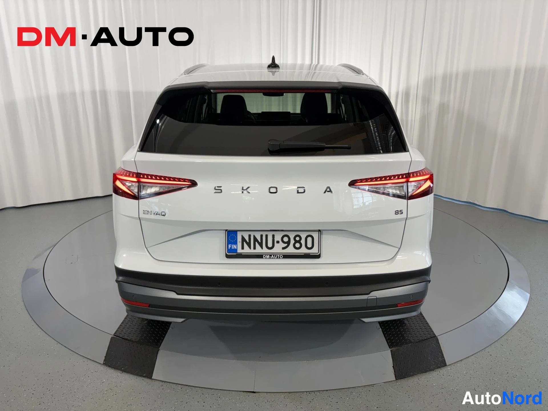 Valkoinen Skoda Enyaq 85 2024, takaa, kuva 8