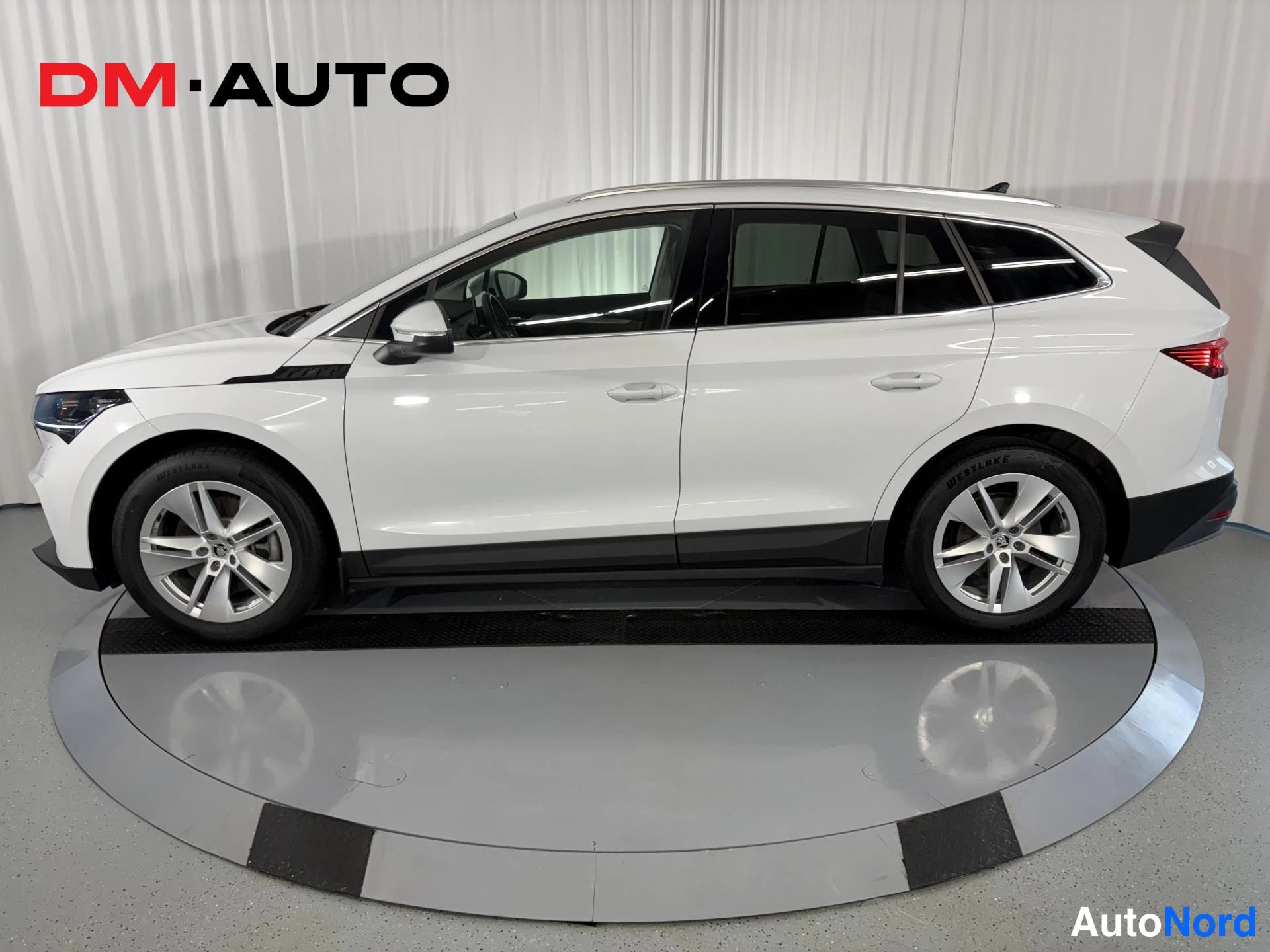 Valkoinen Skoda Enyaq 85 2024, etuviisto, keula vasemmalle, kuva 2