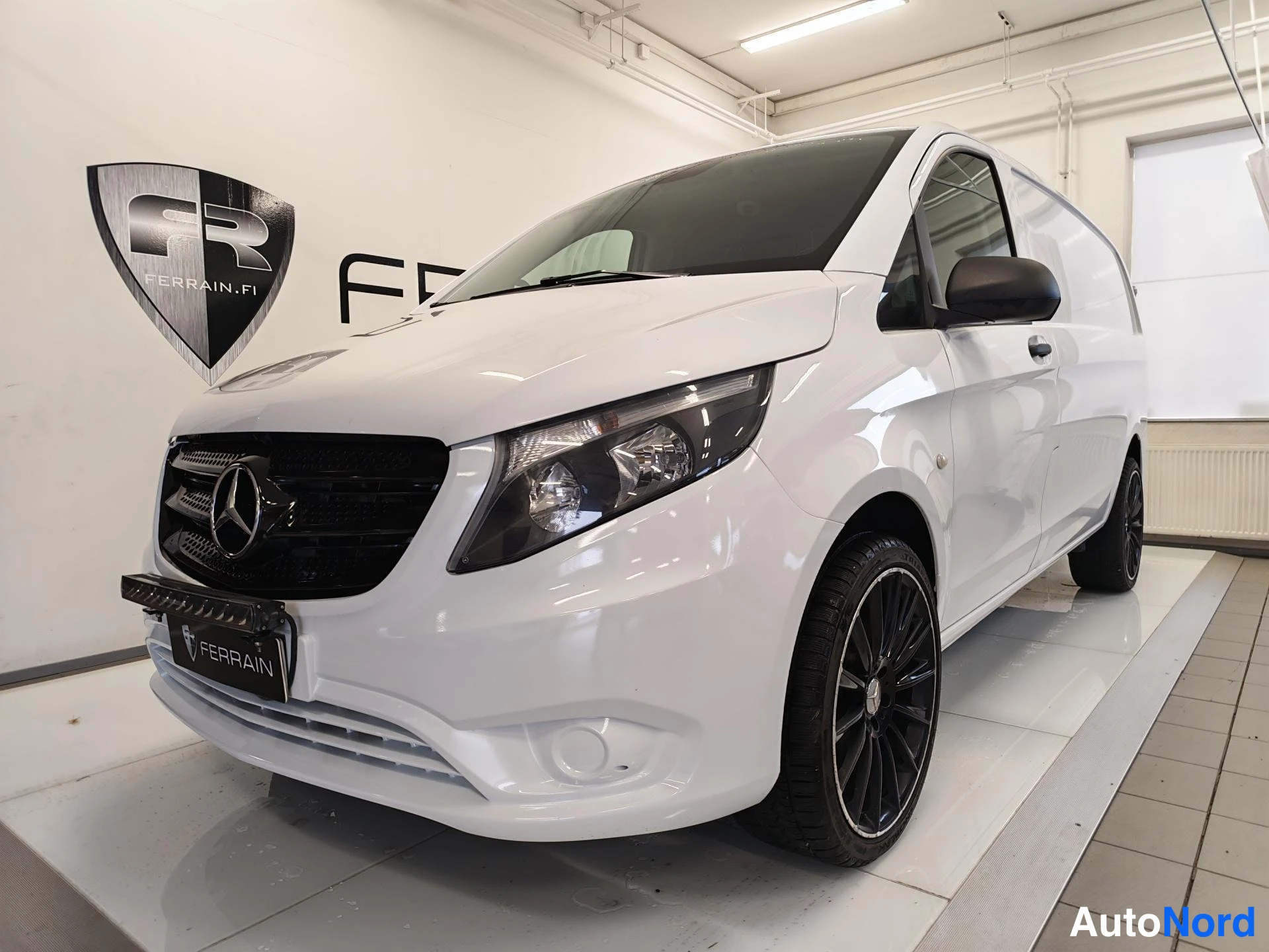 Valkoinen Mercedes-Benz Vito 2020, etuviisto, keula vasemmalle, kuva 2