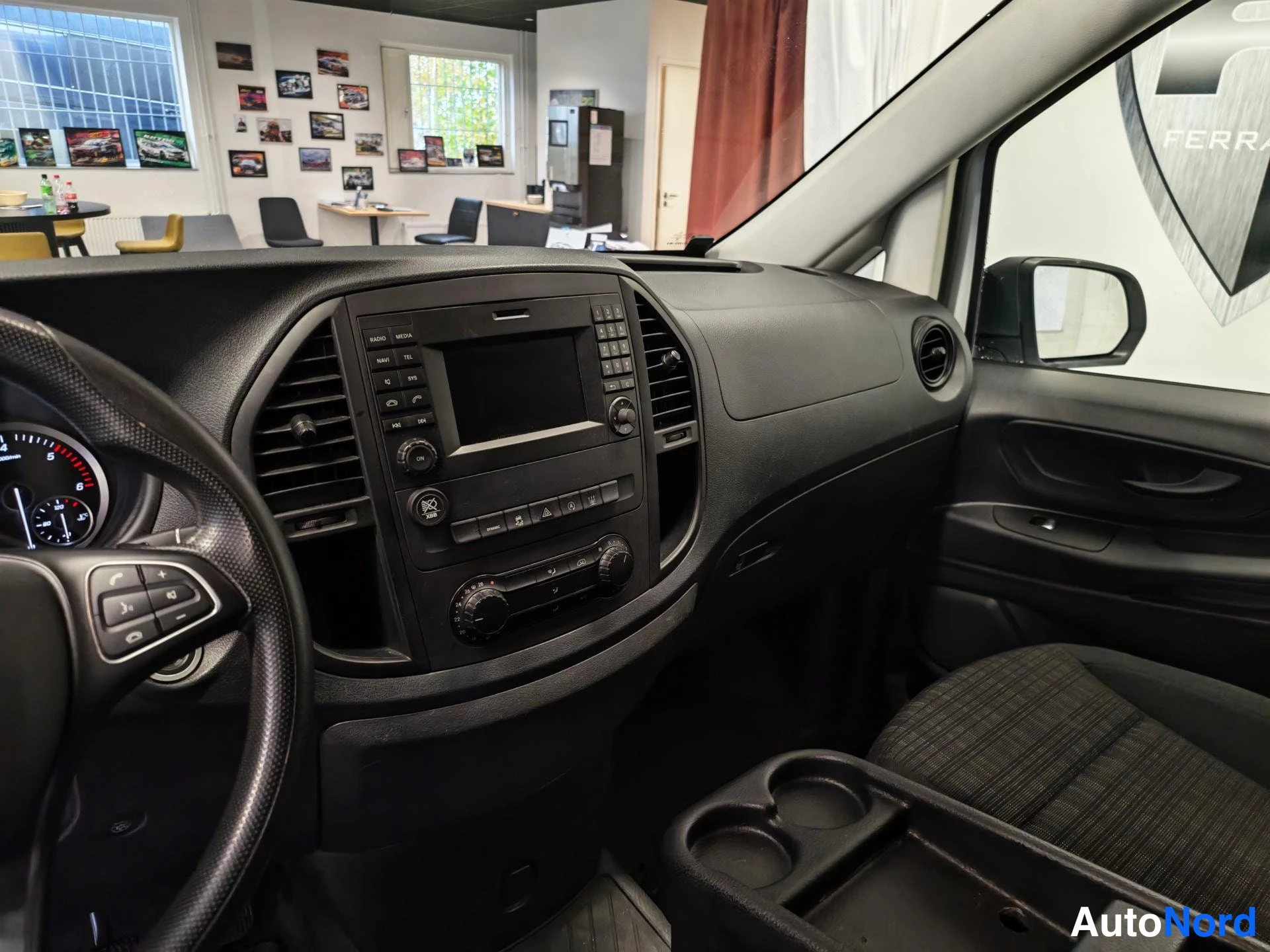 Valkoinen Mercedes-Benz Vito 2020, kuva 15