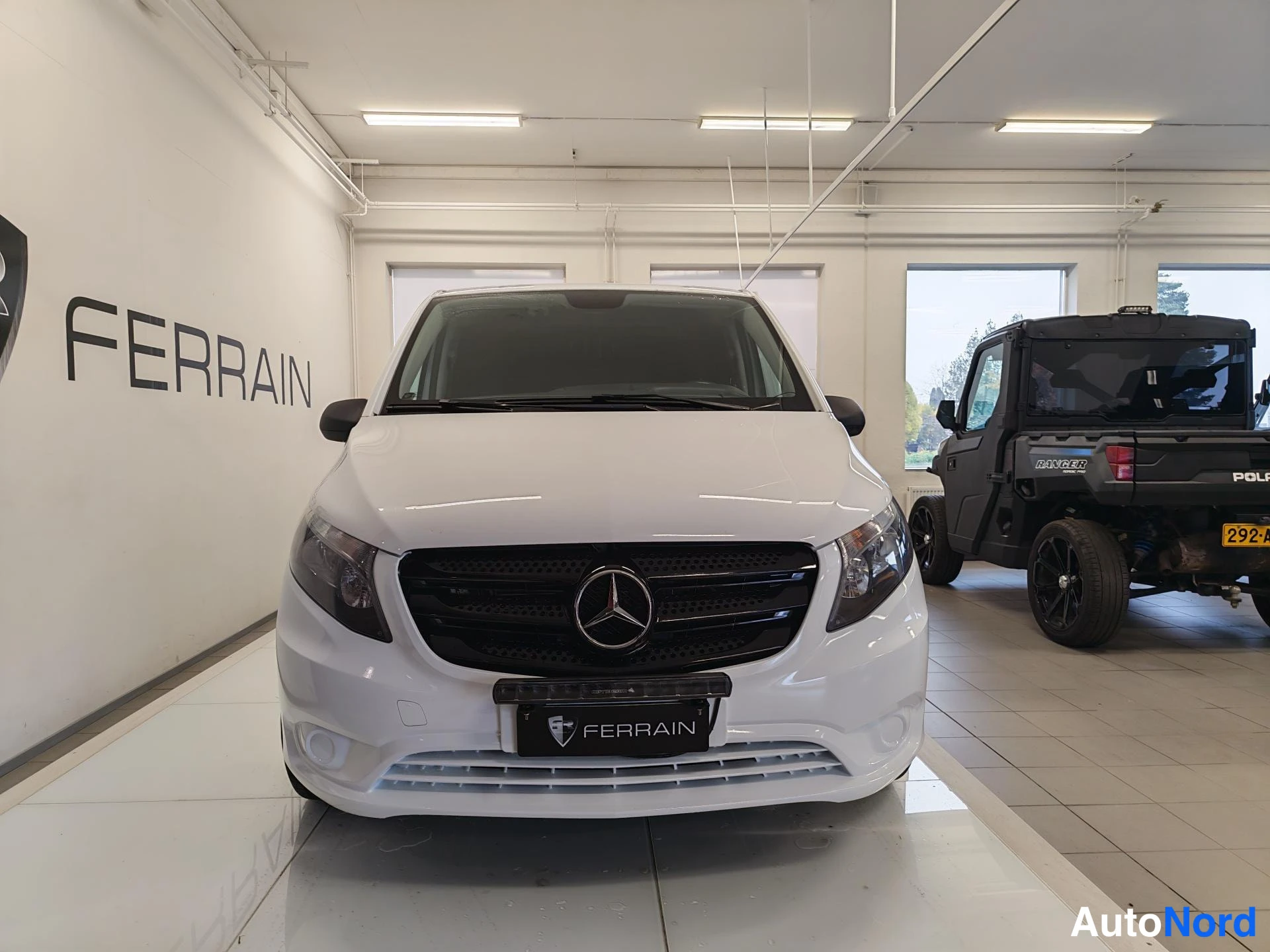 Valkoinen Mercedes-Benz Vito 2020, edestä, kuva 9