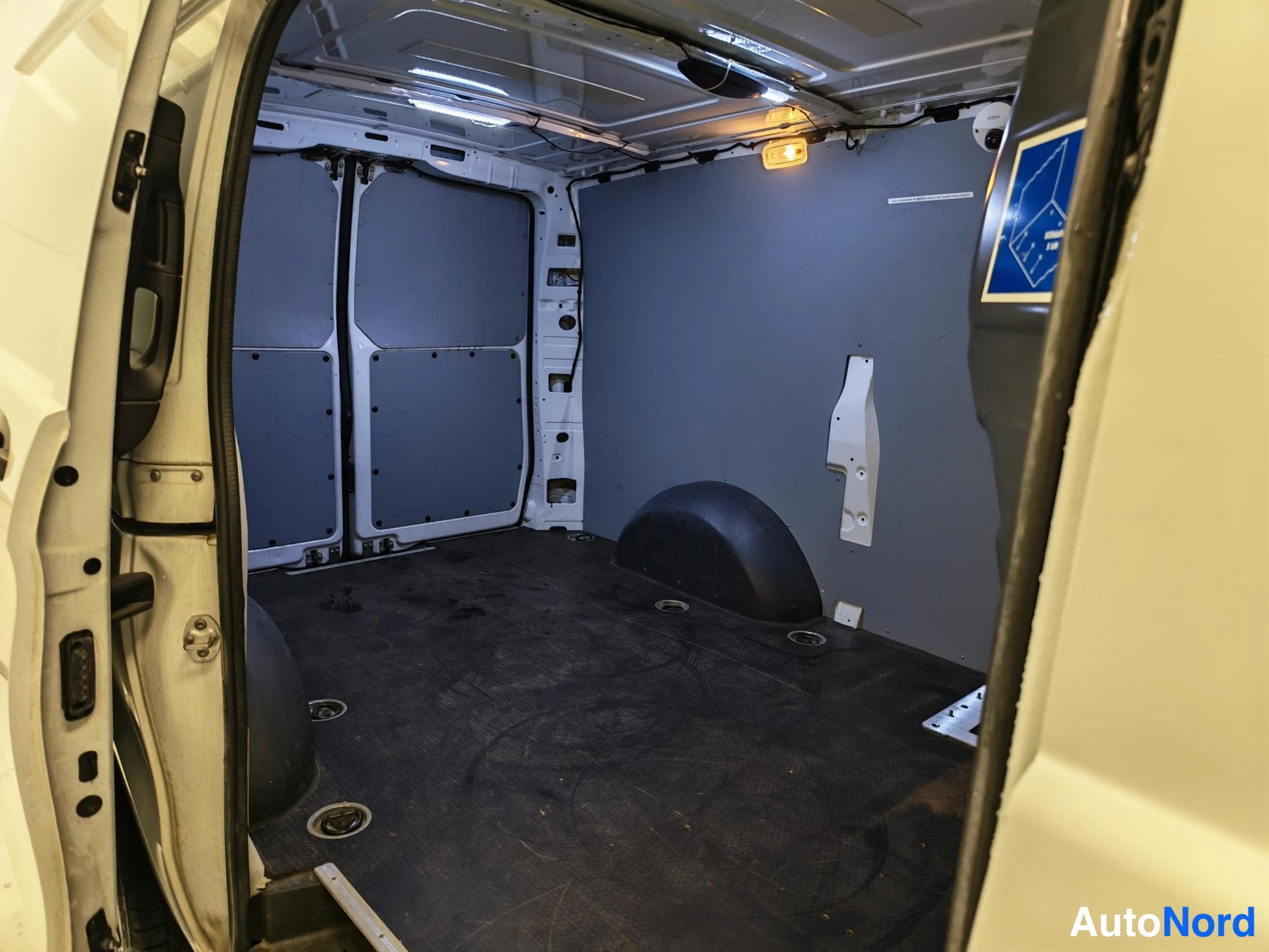 Valkoinen Mercedes-Benz Vito 2020, yksityiskohta, kuva 13