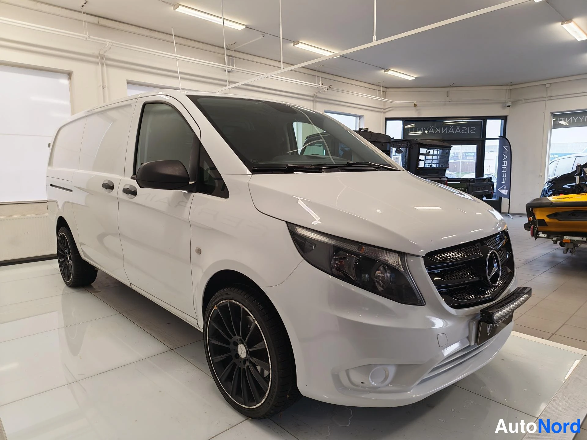 Valkoinen Mercedes-Benz Vito 2020, etuviisto, keula oikealle, kuva 4