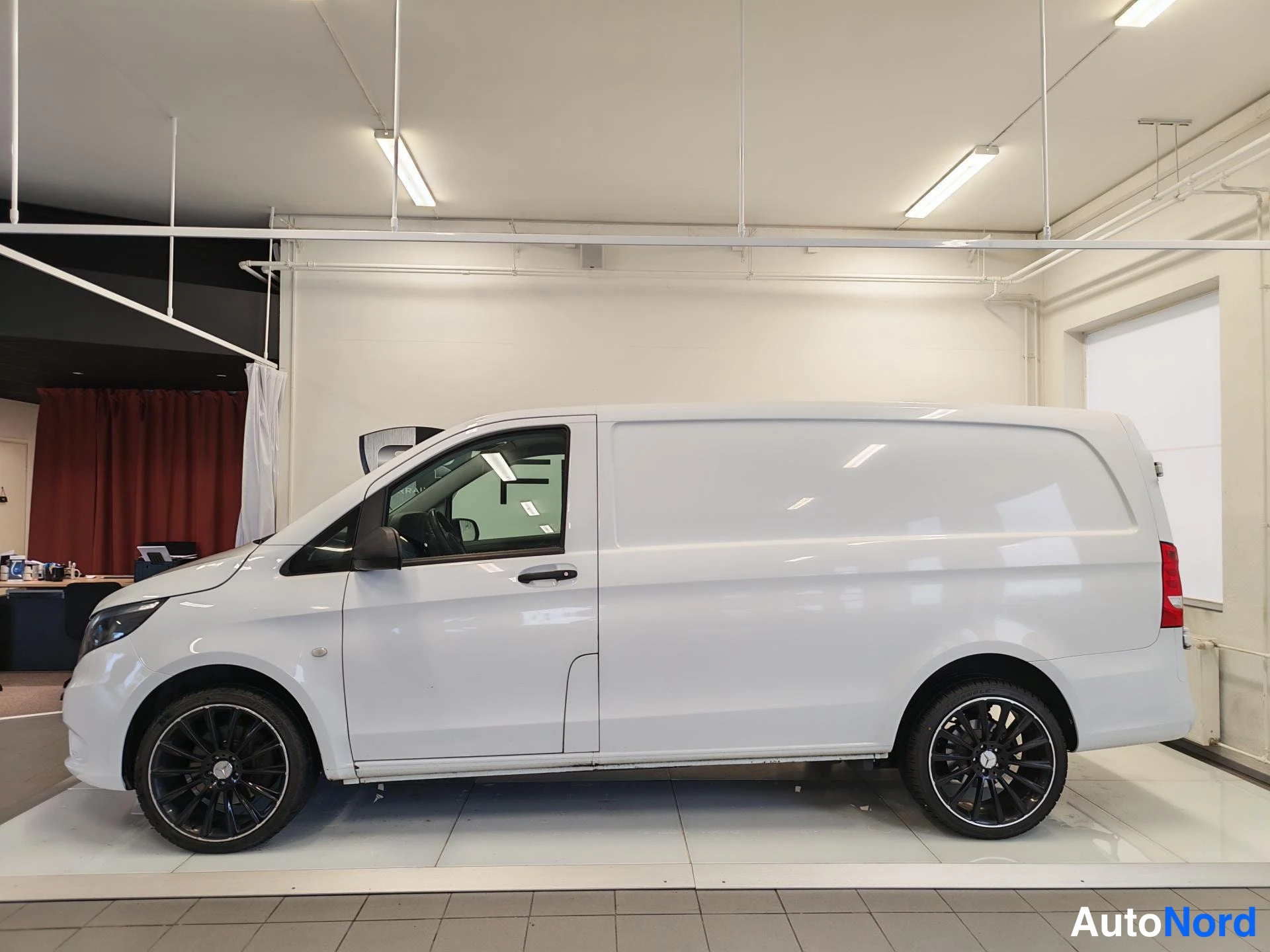Valkoinen Mercedes-Benz Vito 2020, etuviisto, keula vasemmalle, kuva 3