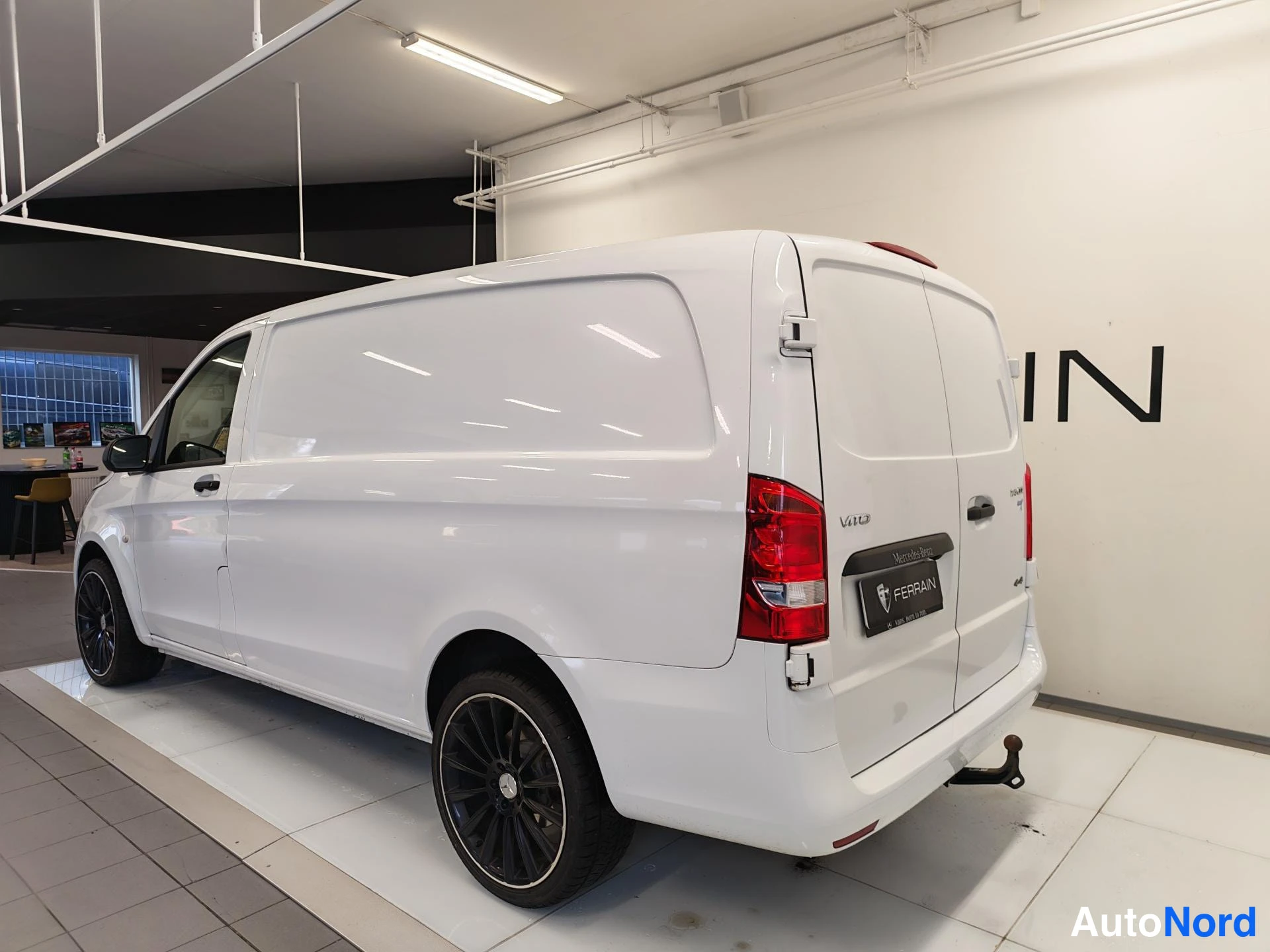 Valkoinen Mercedes-Benz Vito 2020, takaviisto, kuva 10