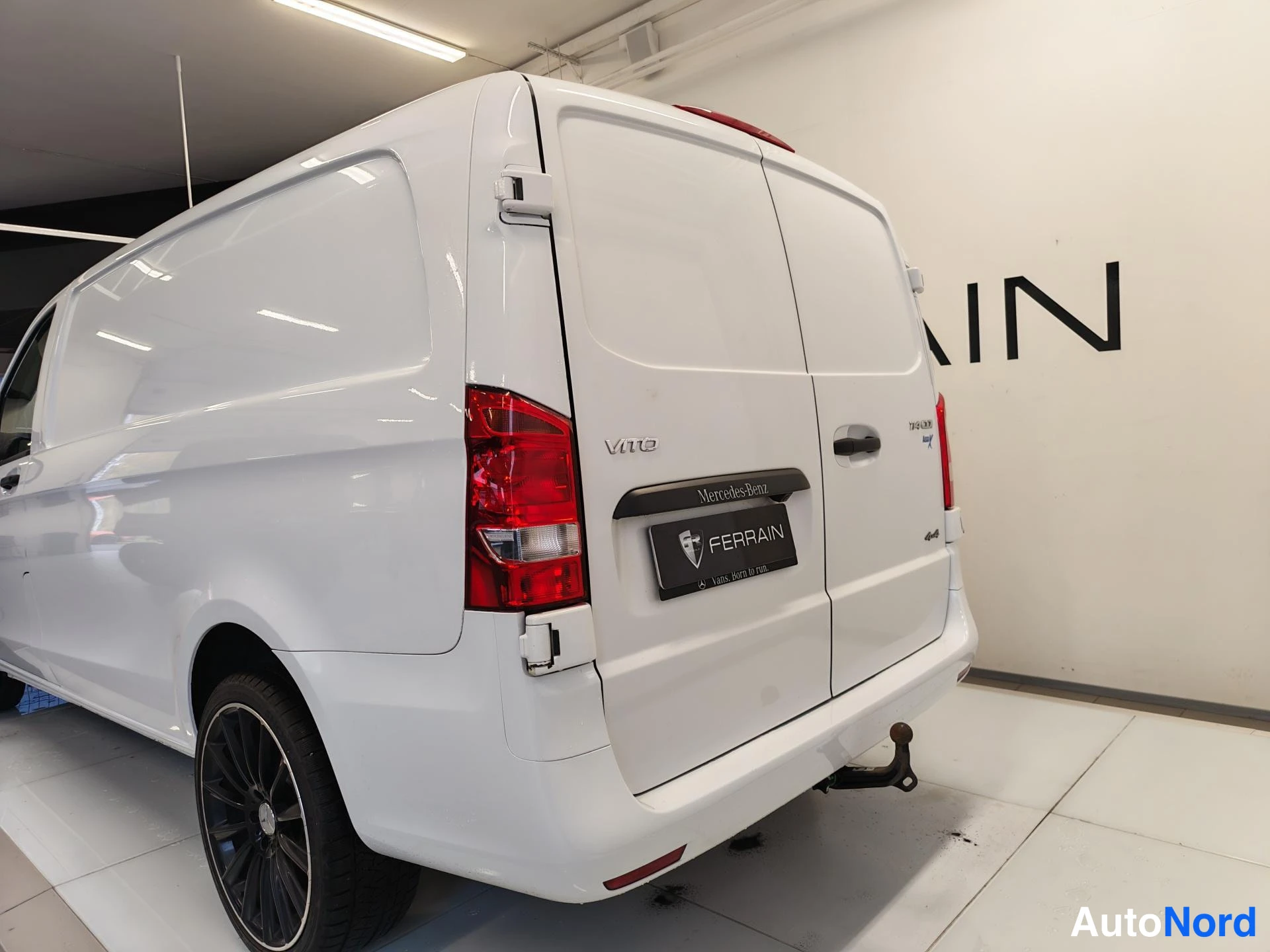 Valkoinen Mercedes-Benz Vito 2020, takaviisto, kuva 11