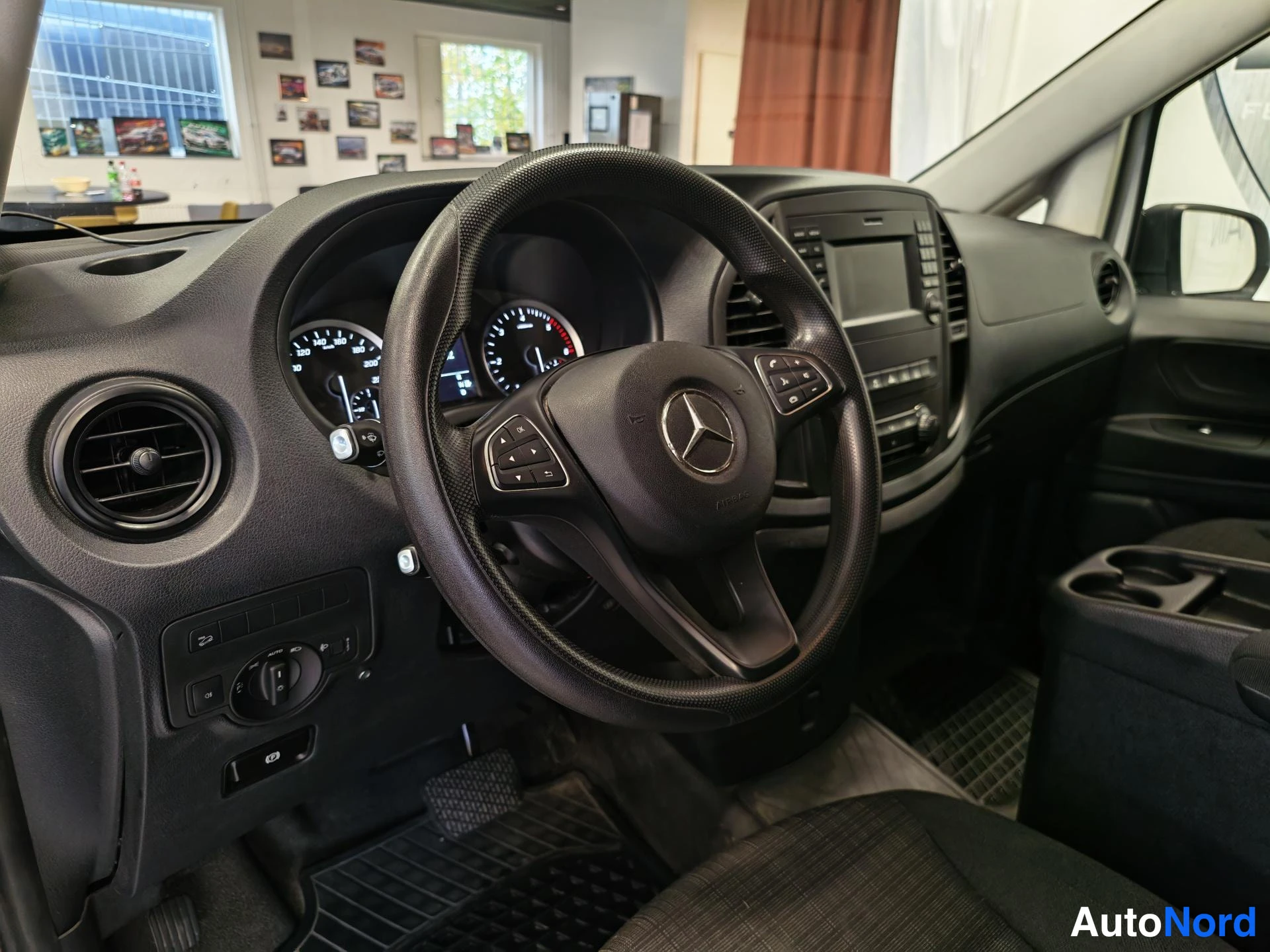 Valkoinen Mercedes-Benz Vito 2020, etuviisto, kuva 6