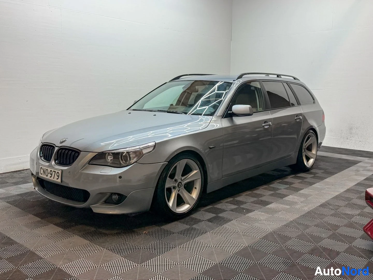 Harmaa BMW 525i 2004, etuviisto, keula vasemmalle, kuva 2
