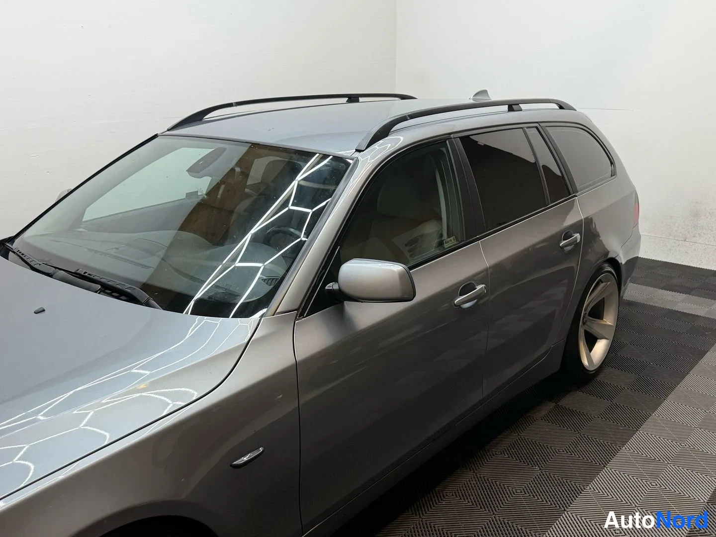 Harmaa BMW 525i 2004, sivulta, kuva 7
