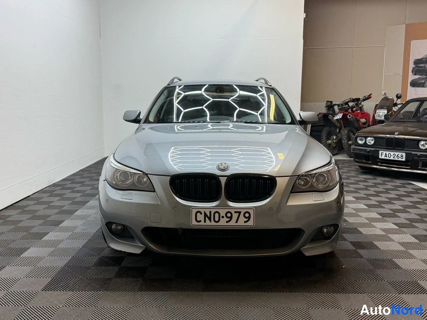 Harmaa BMW 525i 2004, edestä, kuva 5