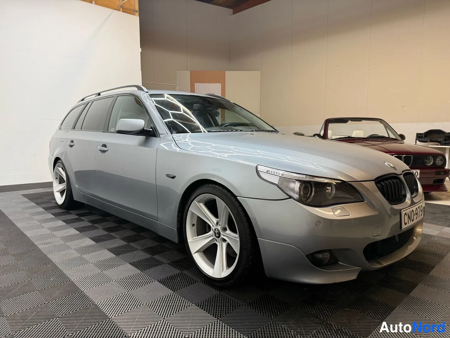 Harmaa BMW 525i 2004, etuviisto, keula oikealle, kuva 4