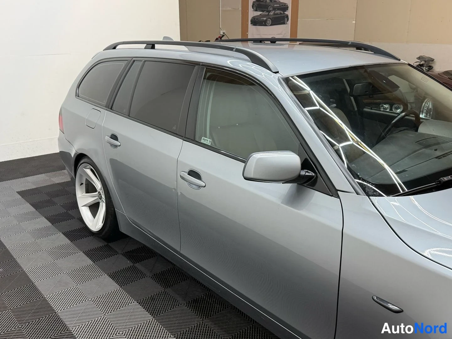 Harmaa BMW 525i 2004, sivulta, kuva 8