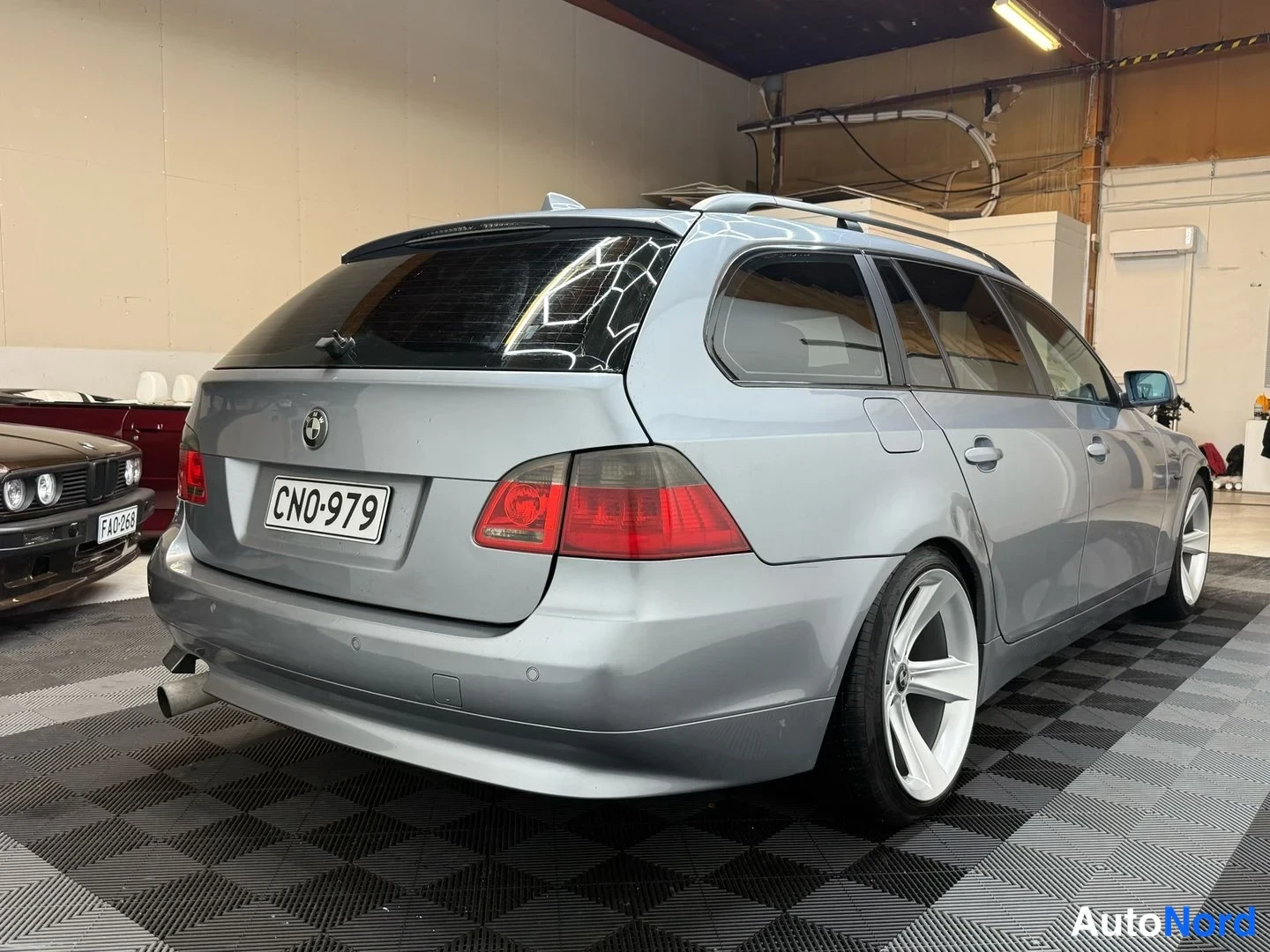 Harmaa BMW 525i 2004, takaviisto, kuva 11