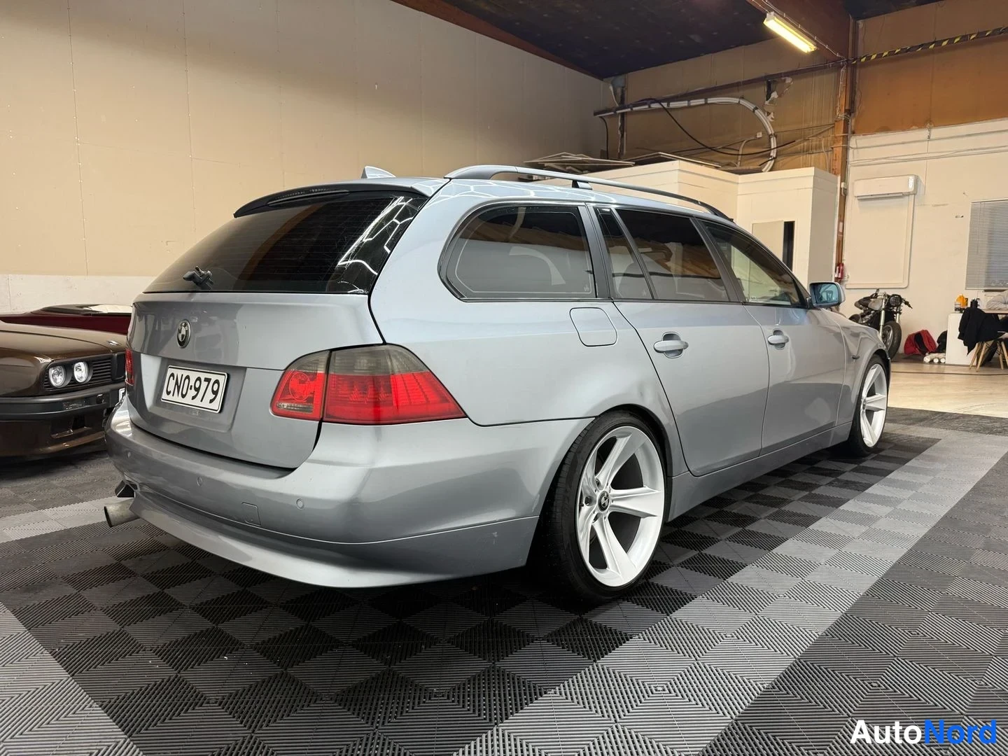 Harmaa BMW 525i 2004, takaviisto, kuva 9
