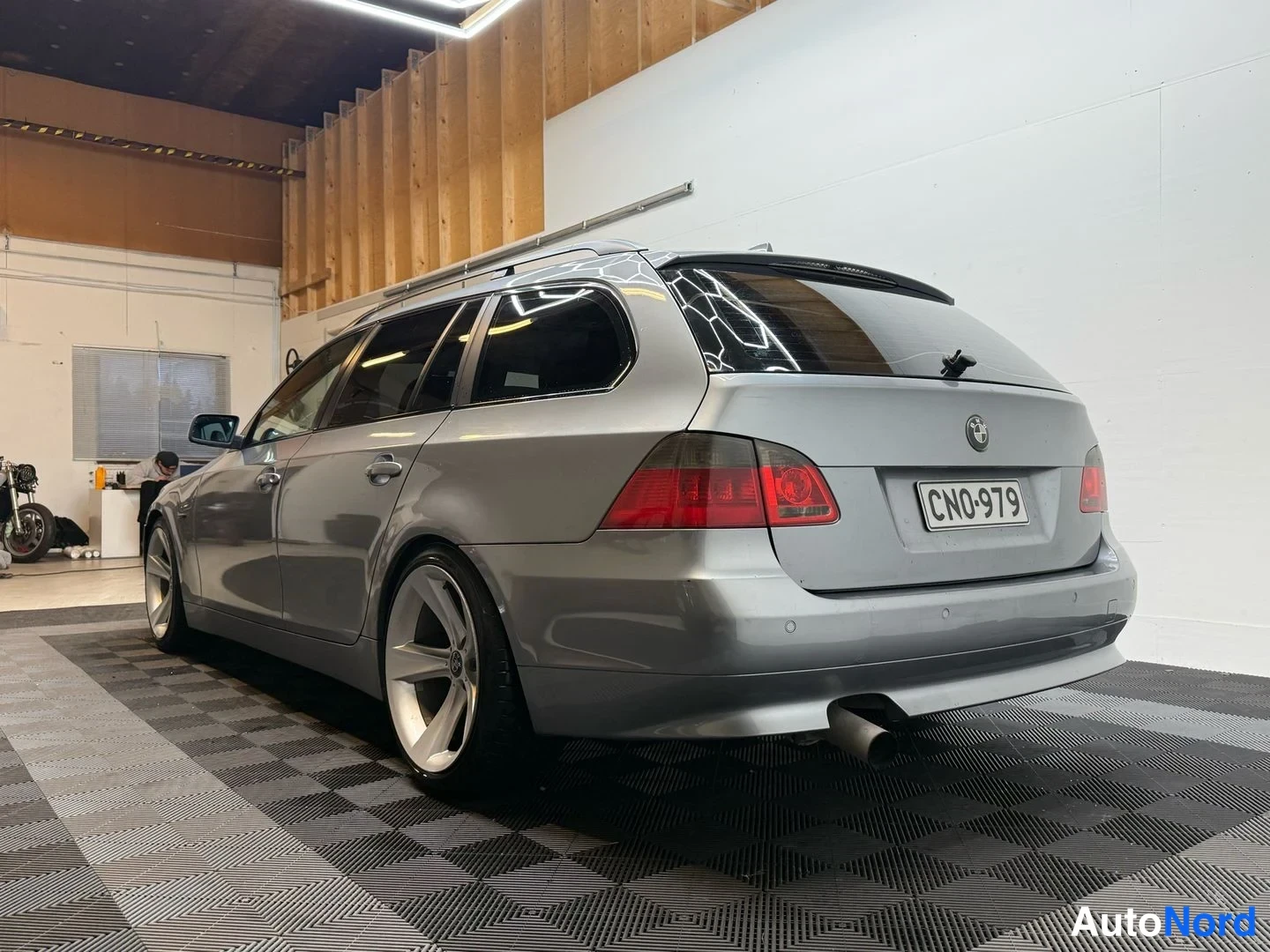 Harmaa BMW 525i 2004, takaviisto, kuva 10