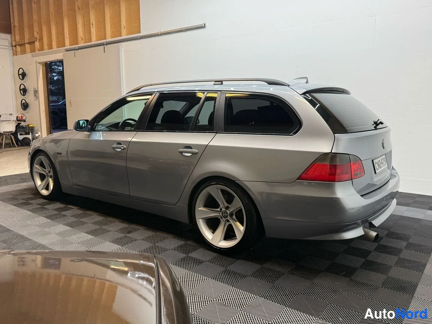 Harmaa BMW 525i 2004, takaviisto, kuva 12