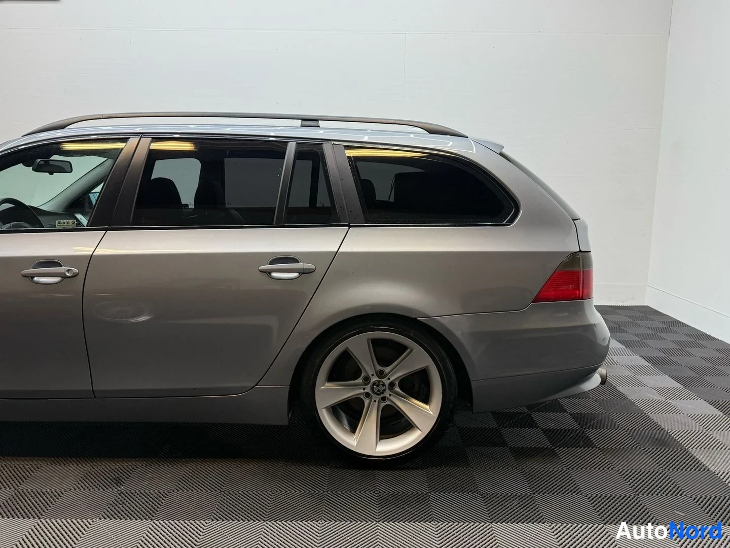 Harmaa BMW 525i 2004, sivulta, kuva 6