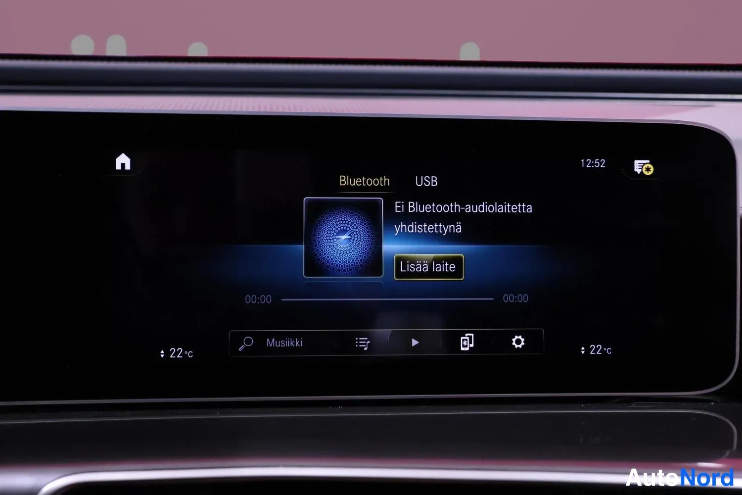 Edestä: Auton mediinäytön musiikkivalikko: Bluetooth ja USB -välilehdet, teksti 'Ei Bluetooth-audiolaitetta yhdistettyä' ja nappi 'Lisää laite'.