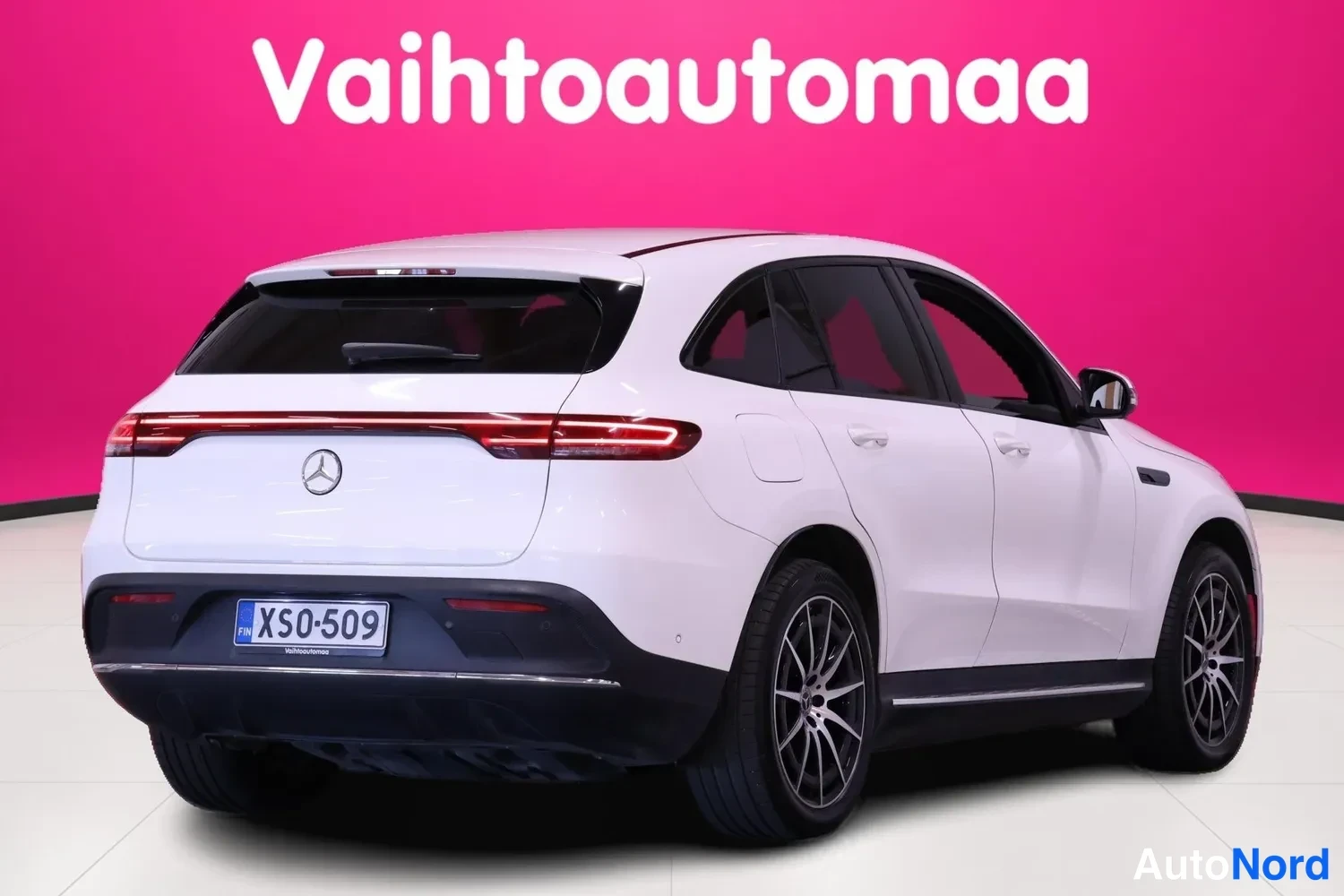 Takaviisto: Valkoinen Mercedes-Benz EQC takaa vasemmasta kulmasta, poikittainen takavalopylväs, rekisteritunnus XS0-509.