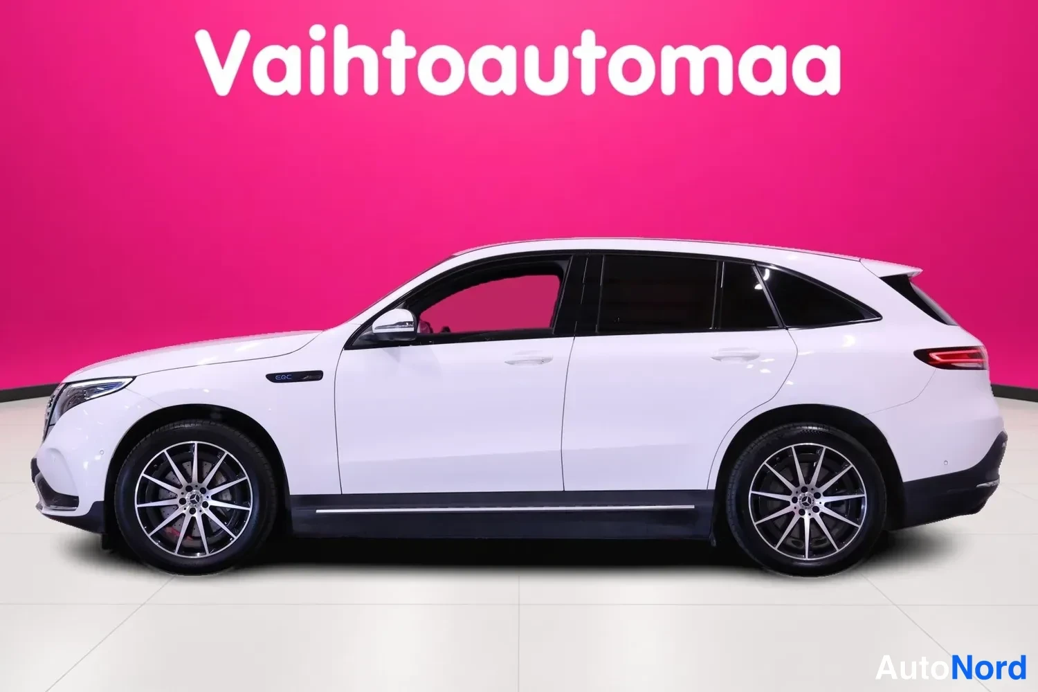 Etuviisto, nokka vasemmalle: Valkoinen Mercedes-Benz EQC:n sivukuva, koko kylki näkyvissä, keula vasemmalla ja takavaloja hieman oikealla; hopeat harkovanteet.