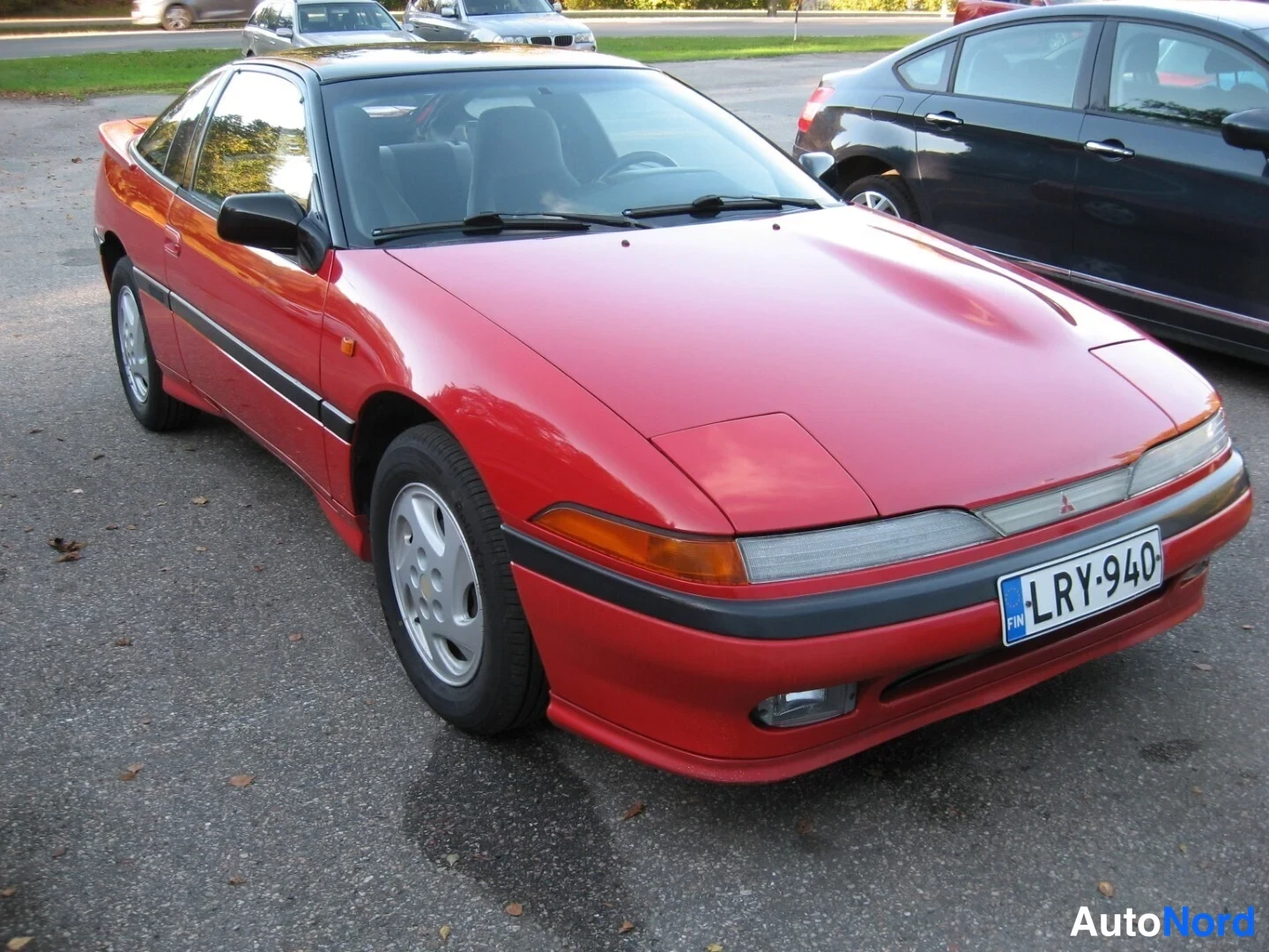 Punainen Mitsubishi Eclipse 1992, etuviisto, keula oikealle, kuva 3