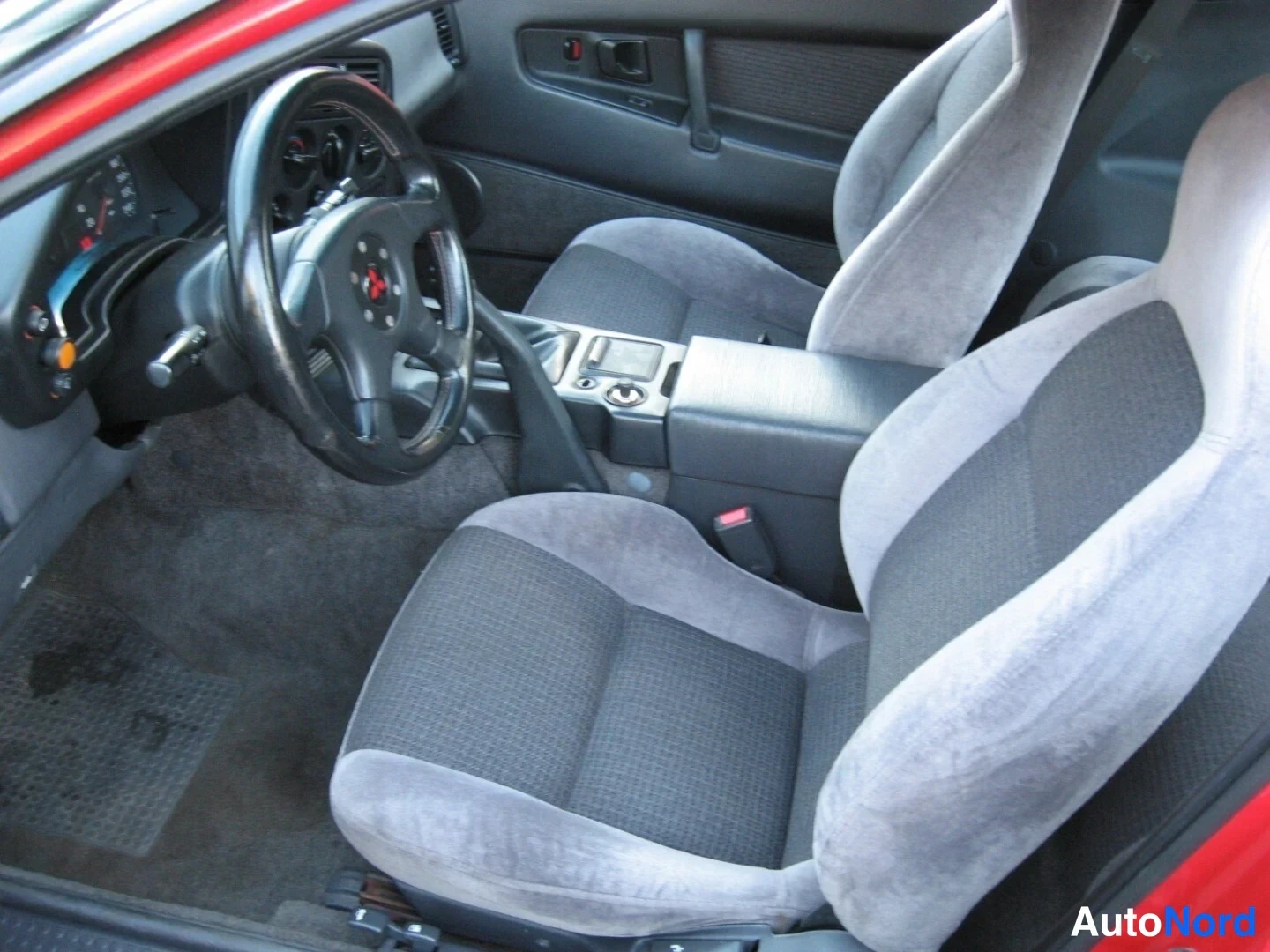 Punainen Mitsubishi Eclipse 1992, etuviisto, keula vasemmalle, kuva 2
