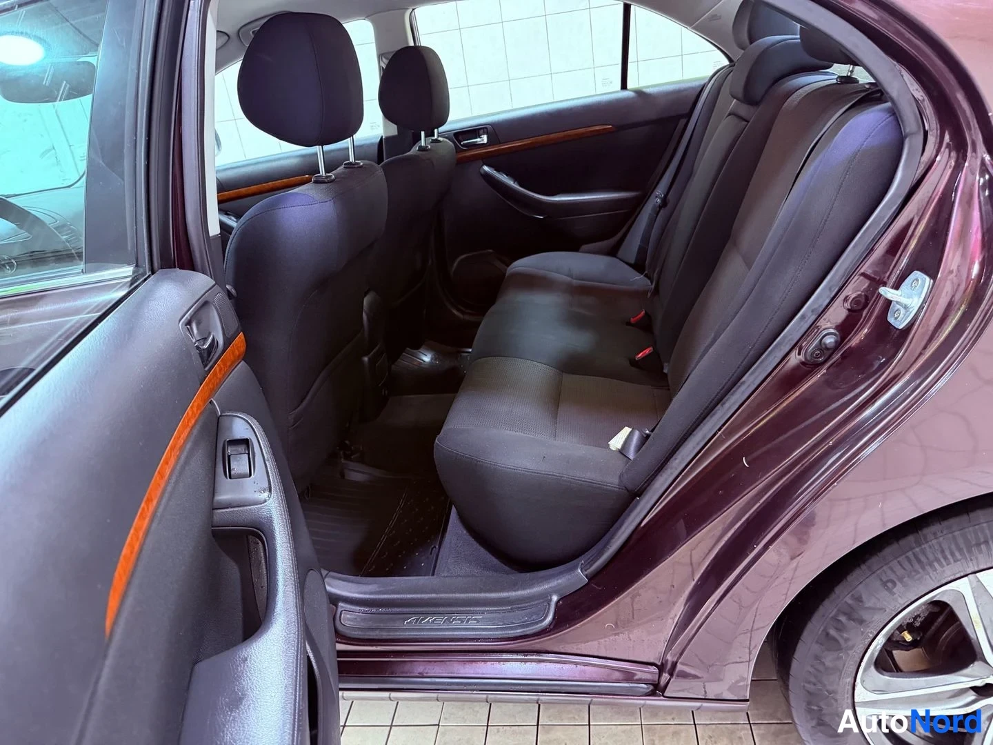 Ruskea Toyota Avensis 2007, sivulta, kuva 7