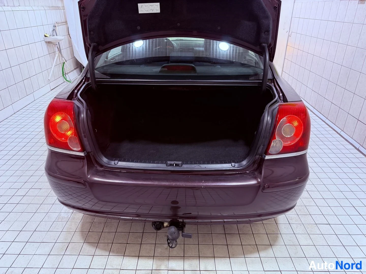 Ruskea Toyota Avensis 2007, takaa, kuva 13