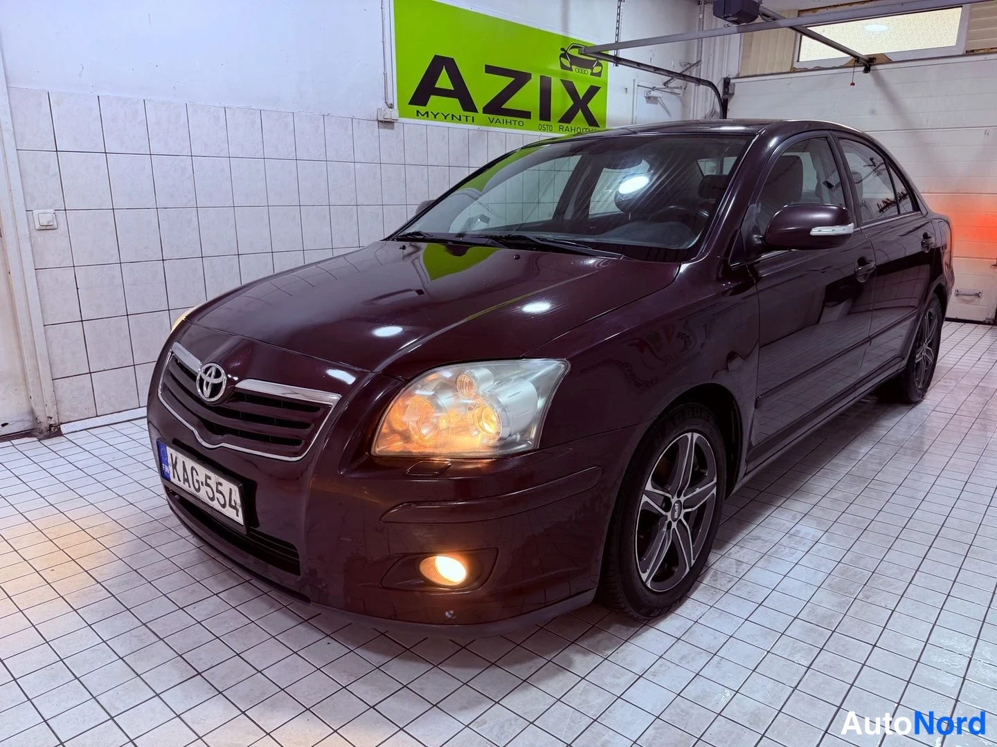 Ruskea Toyota Avensis 2007, etuviisto, keula vasemmalle, kuva 2