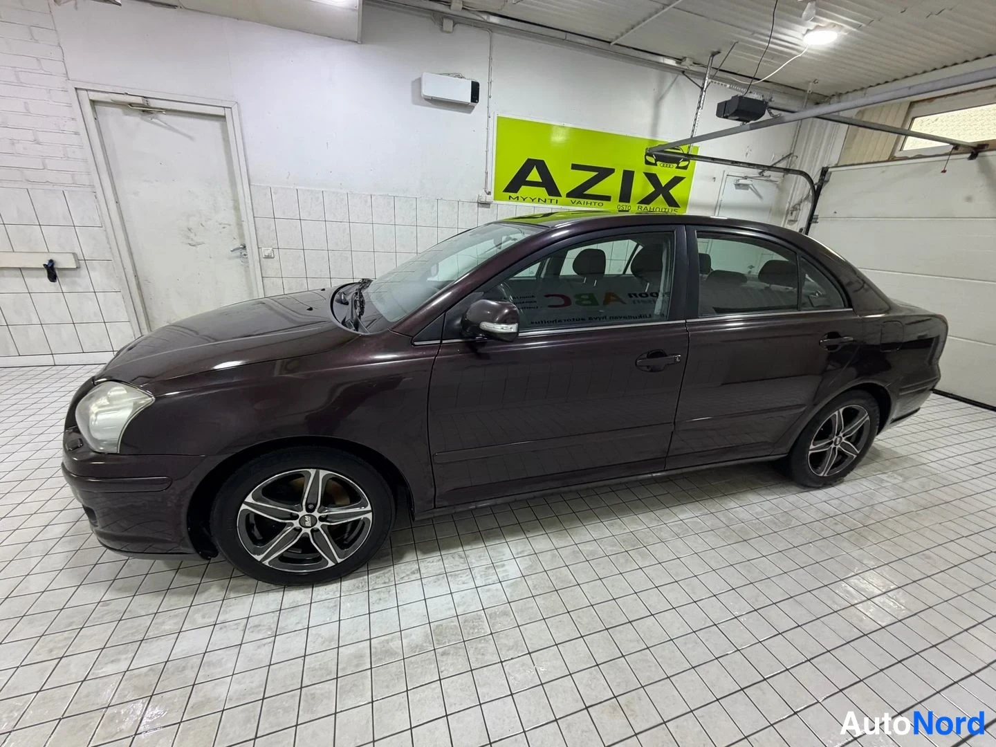 Ruskea Toyota Avensis 2007, etuviisto, keula vasemmalle, kuva 3