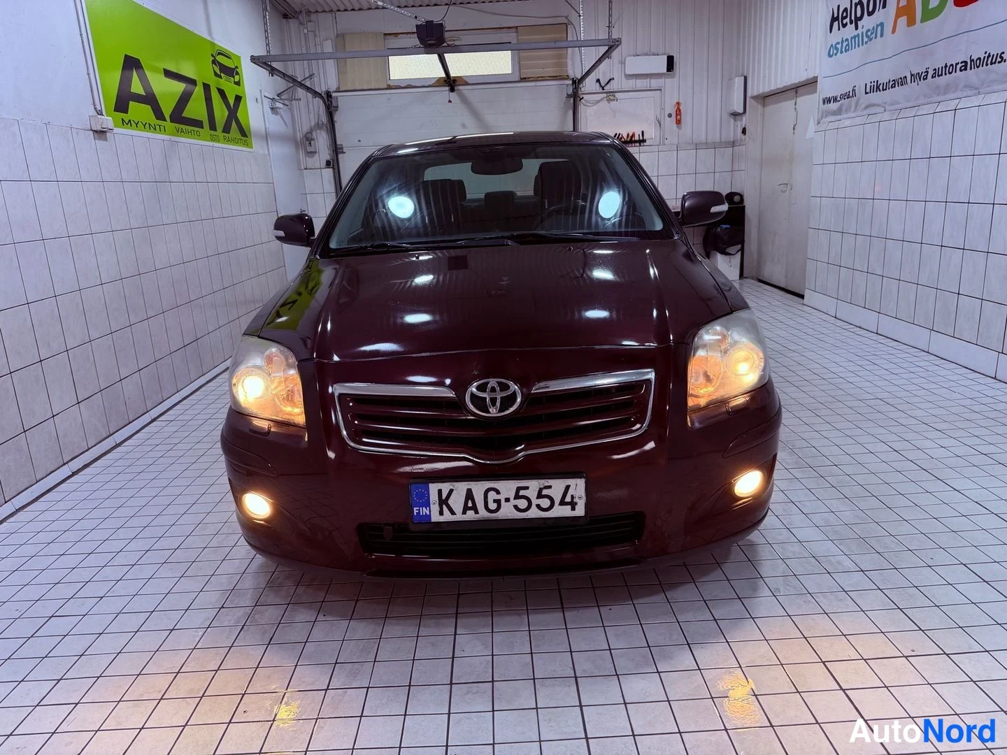 Ruskea Toyota Avensis 2007, edestä, kuva 6