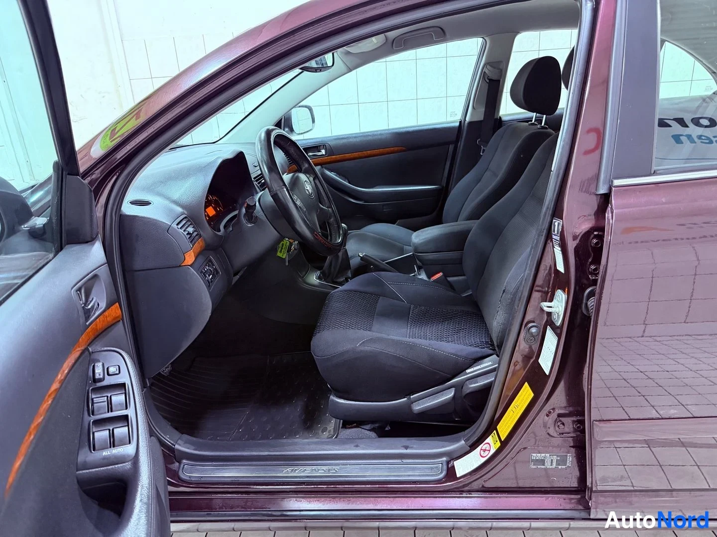 Ruskea Toyota Avensis 2007, kuva 14