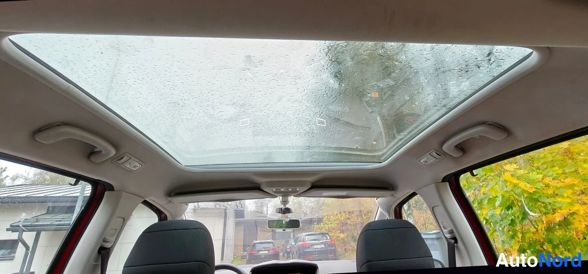 Punainen Citroen Grand C4 Picasso 2011, kuva 12