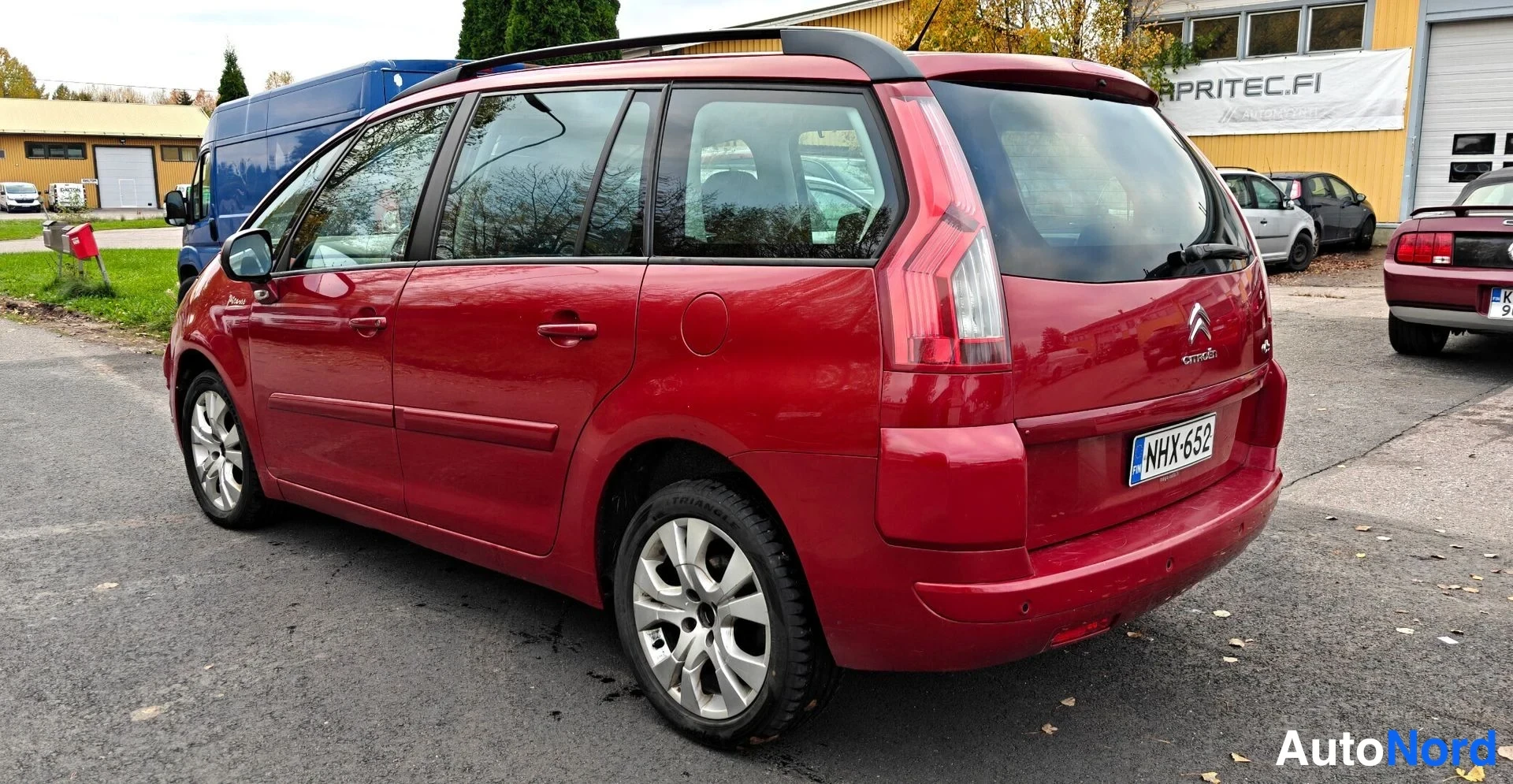 Punainen Citroen Grand C4 Picasso 2011, takaviisto, kuva 5