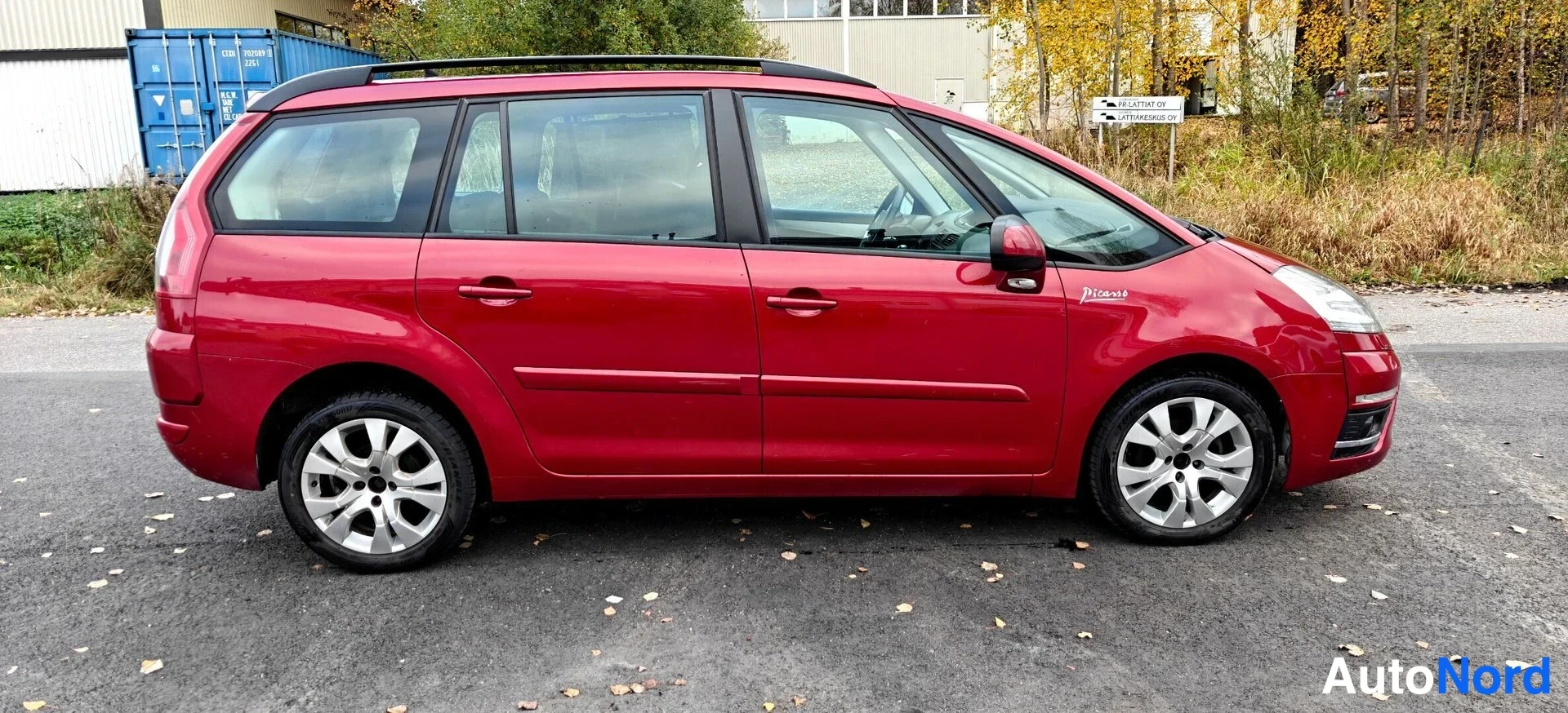 Punainen Citroen Grand C4 Picasso 2011, sivulta, kuva 4