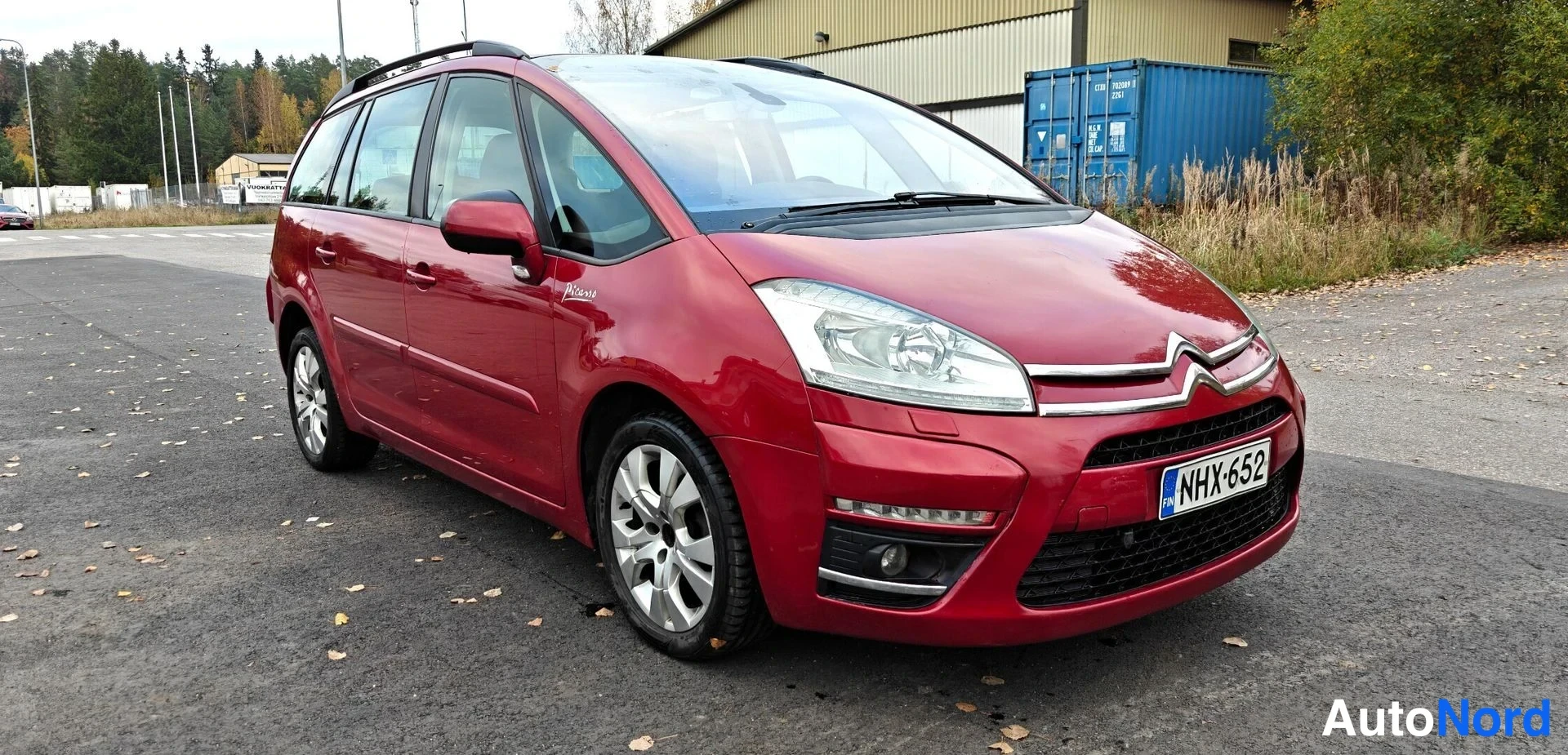Punainen Citroen Grand C4 Picasso 2011, etuviisto, keula oikealle, kuva 3