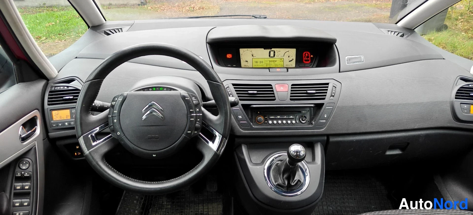 Punainen Citroen Grand C4 Picasso 2011, kuva 7
