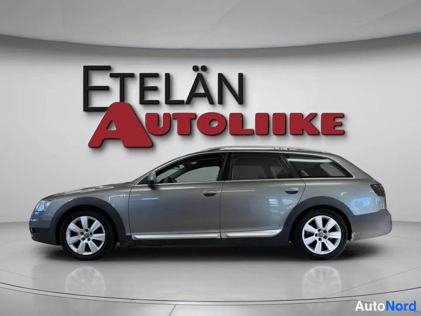 Harmaa Audi A6 allroad quattro 2006, sivulta, kuva 3