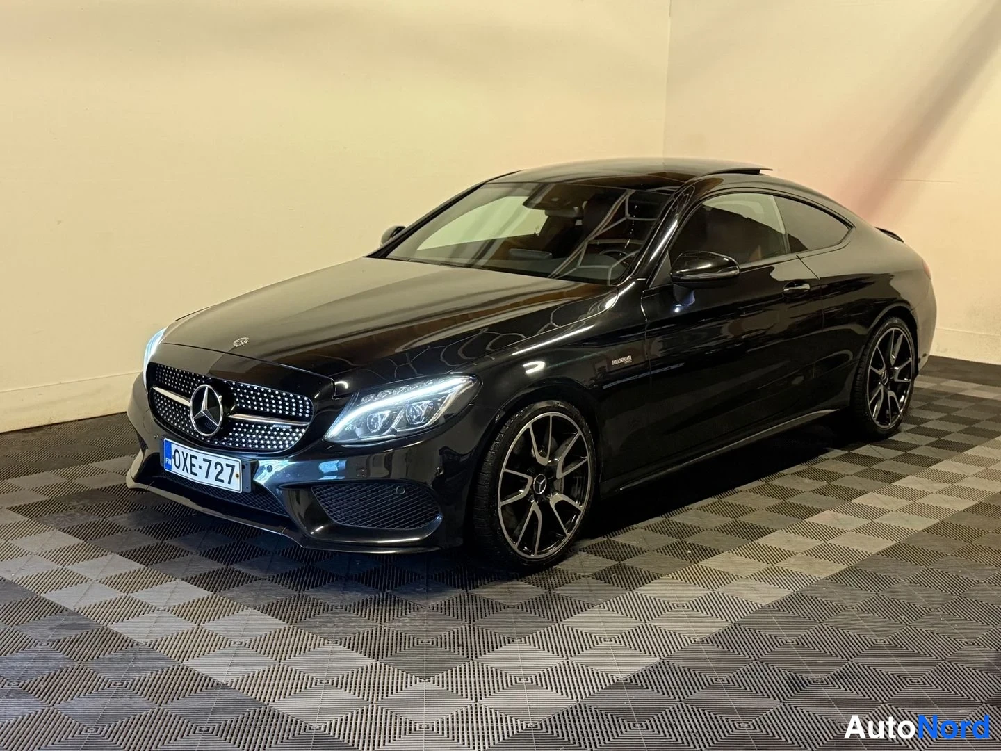 Musta Mercedes-Benz C 43 2017, etuviisto, keula vasemmalle, kuva 3