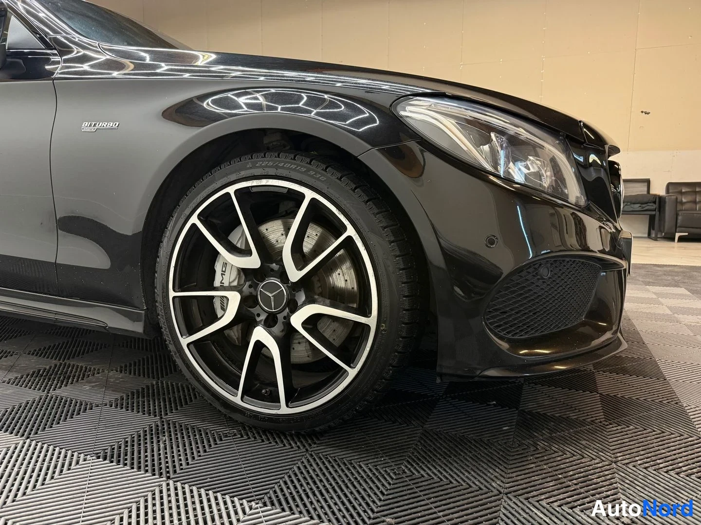 Musta Mercedes-Benz C 43 2017, etuviisto, keula oikealle, kuva 9