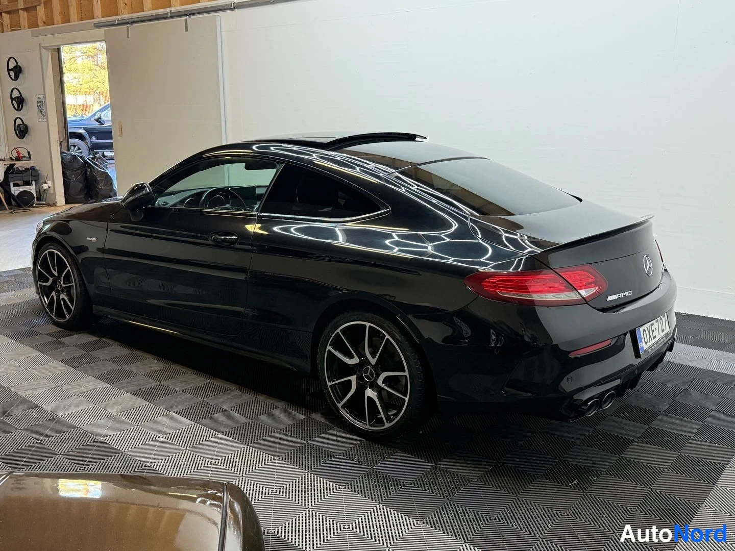 Musta Mercedes-Benz C 43 2017, takaviisto, kuva 16
