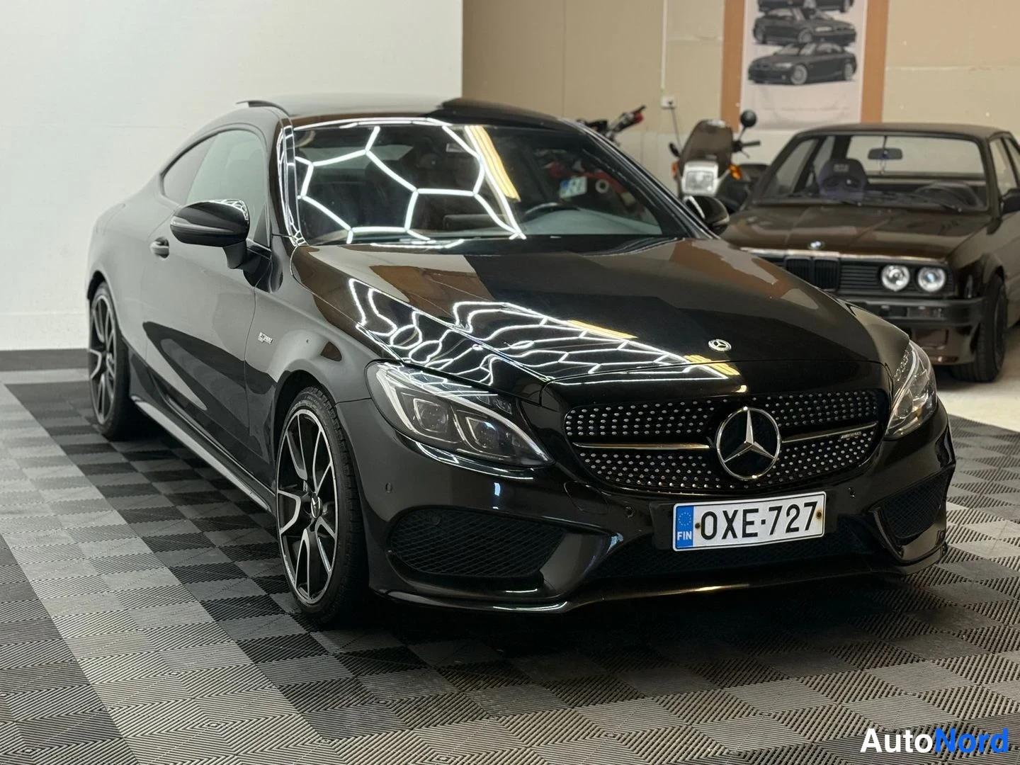 Musta Mercedes-Benz C 43 2017, etuviisto, keula oikealle, kuva 6
