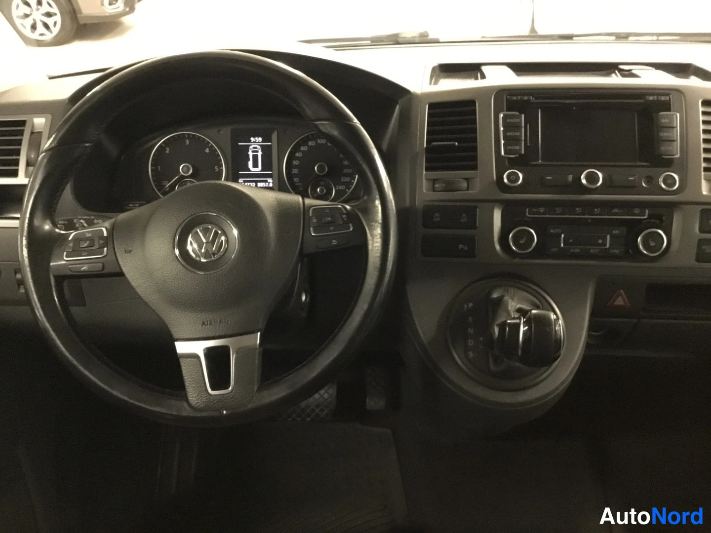 Harmaa Volkswagen Caravelle 2014, ohjaamo, kuva 7