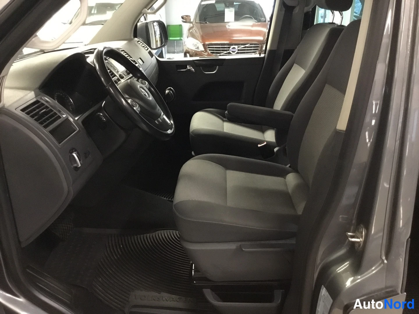 Harmaa Volkswagen Caravelle 2014, etuistuimet, kuva 8