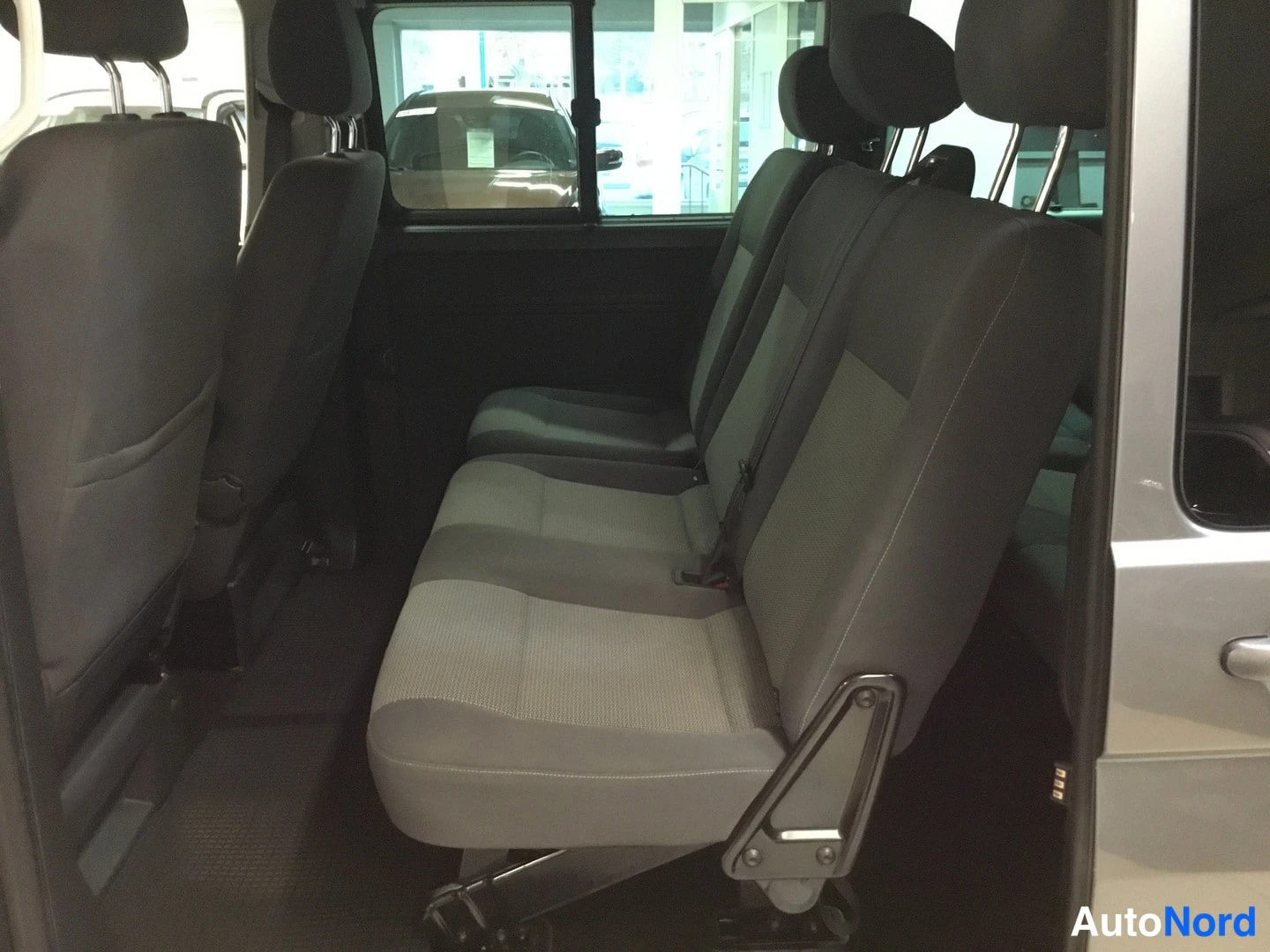 Harmaa Volkswagen Caravelle 2014, takaistuimet, kuva 11