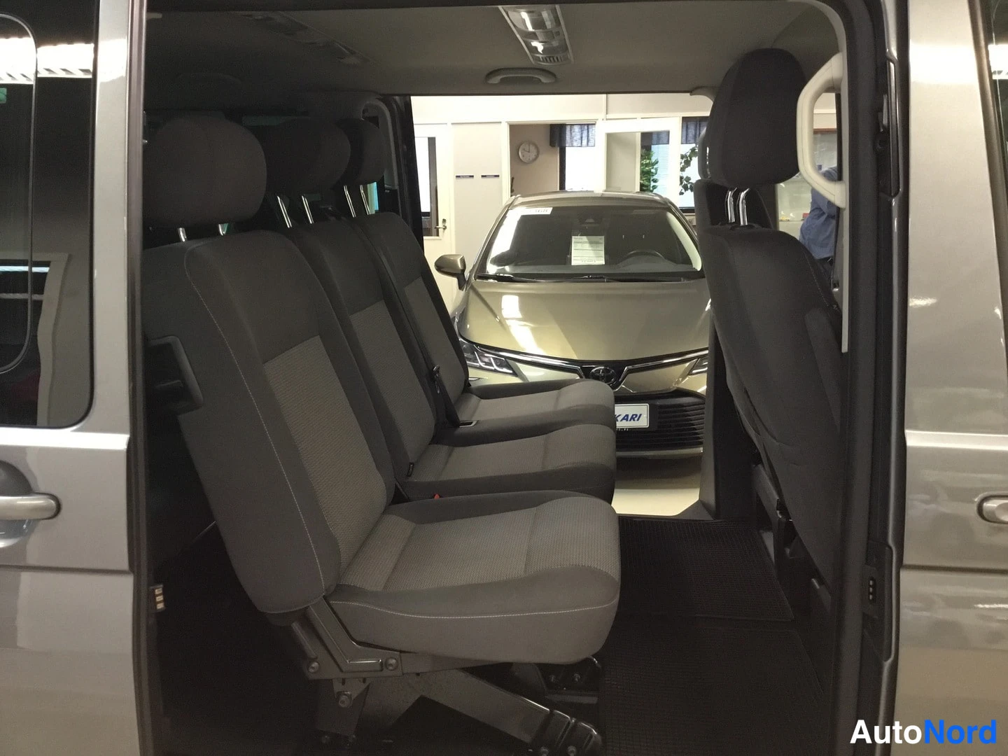 Harmaa Volkswagen Caravelle 2014, takaistuimet, kuva 9